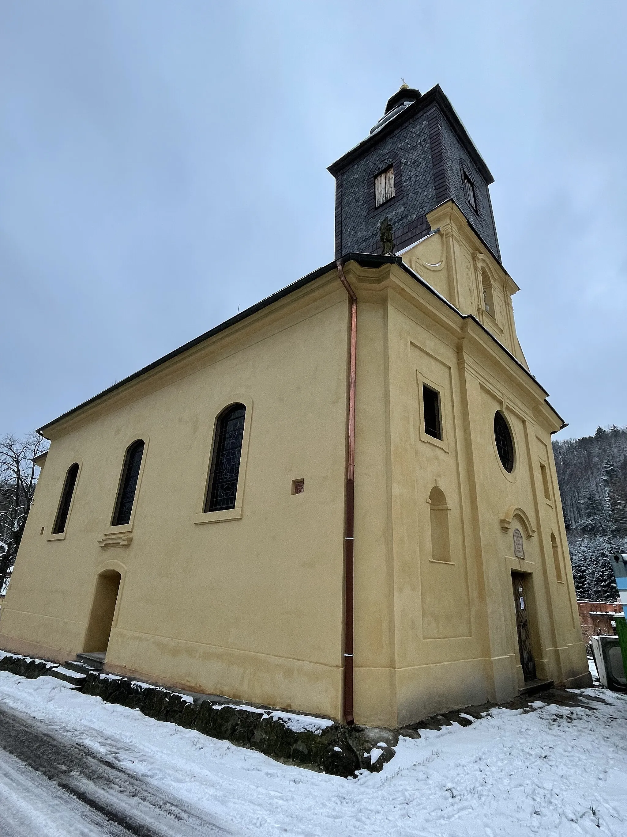 Photo showing: Kostel sv. Františka Xaverského, Bělá u Děčína, průčelí a bok v roce 2021