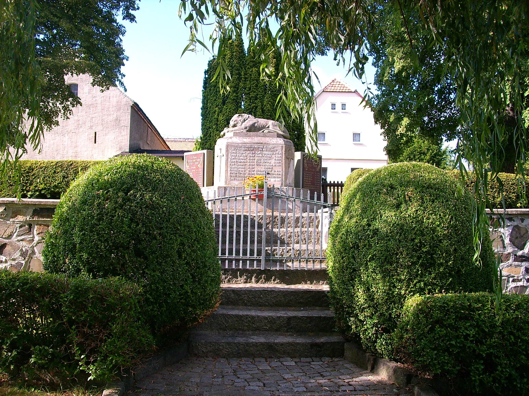 Photo showing: Kriegerdenkmal, Dorfstraße/Am Dorfteich in Weißig, Ortsteil von Oßling