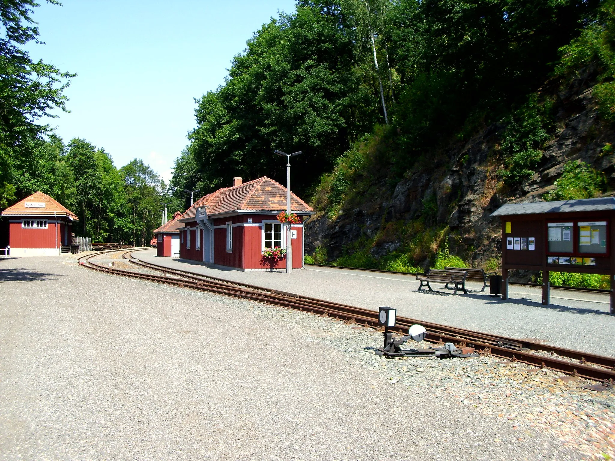 Photo showing: Der Bahnhof Seifersdorf, 1912 eingeweihte Gebäude mit 1929 angebauten Wartehalle an das bestandene Stationsgebäude