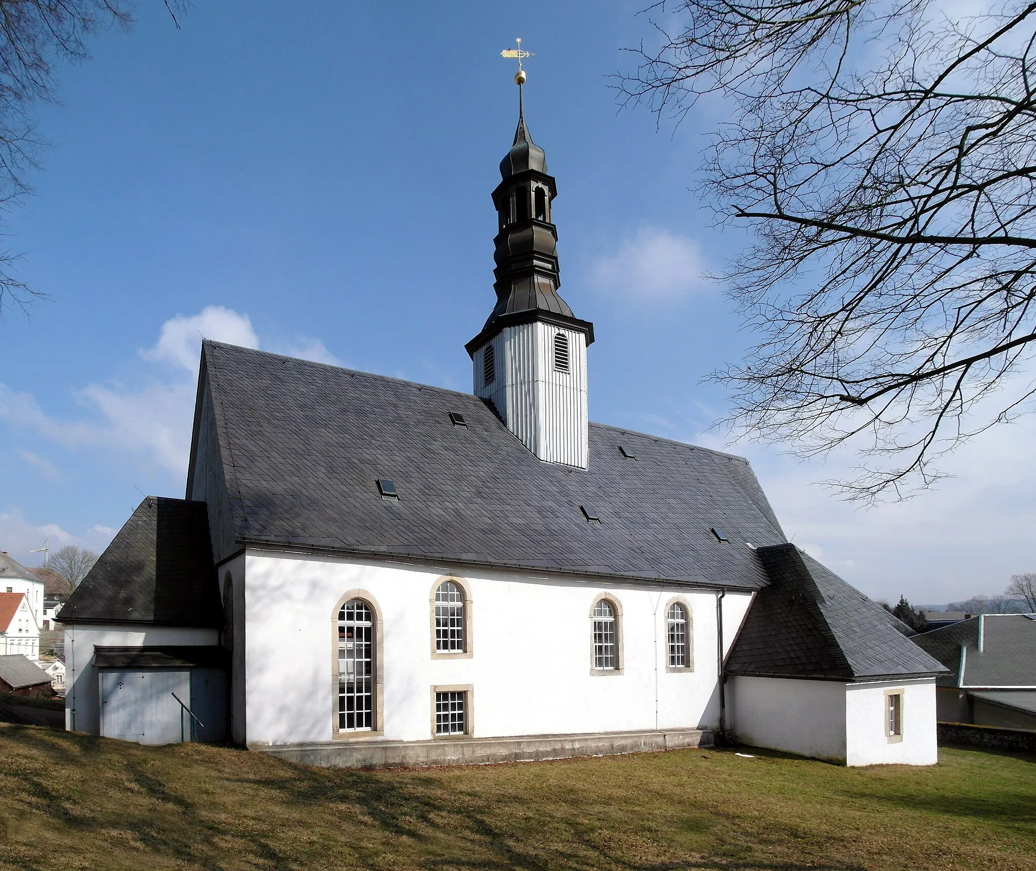 Photo showing: 09.03.2016     01848  Ulbersdorf (Oberulbersdorf, zu Hohnstein):  Die Kirche (GMP: 50.962788,14.207689) entstand Ende des 17. Jahrhunderts als Saalkirche auf den Grundmauern des Vorgängerbaus. Sie erhielt 1699 einen hölzernen Dachreiter mit einer laternengekrönten, frühbarocken Haube. An d. Südwand der Kirche sind sechs künstlerisch gestaltete Grabmäler d. Ulbersdorfer Patronatsherrschaft aus den Jahren 1593 bis 1629 erhalten. Als ausführende Künstler sind unter anderem Michael Schwenke (1602) und dessen Sohn Hans (1611) belegt.                                                                                                                                                                                                 [SAM3490&93&94&96.JPG]20160309250MDR.JPG(c)Blobelt