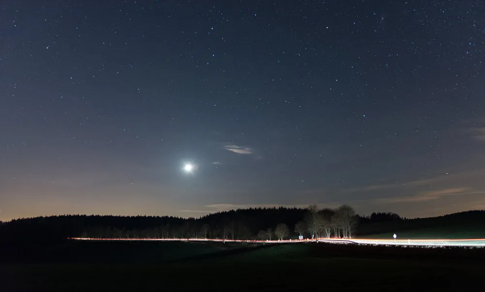 Photo showing: 500px provided description: Silence In The Night [#Mond ,#Sterne ,#Erzgebirge ,#B173 Bundesstra?e]