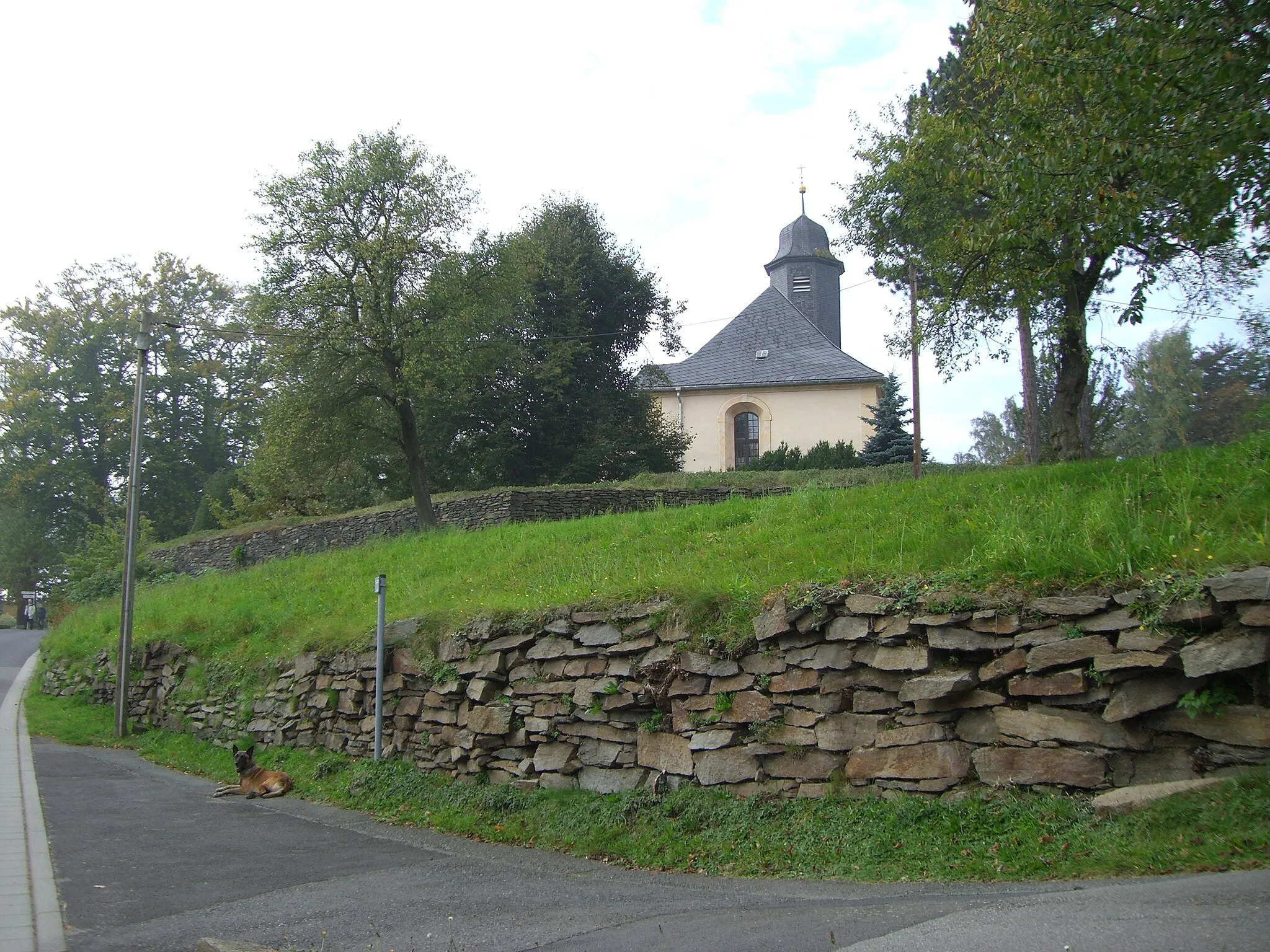 Photo showing: Tuttendorf, Blick von der Freiberger Straße zur Dorfkirche