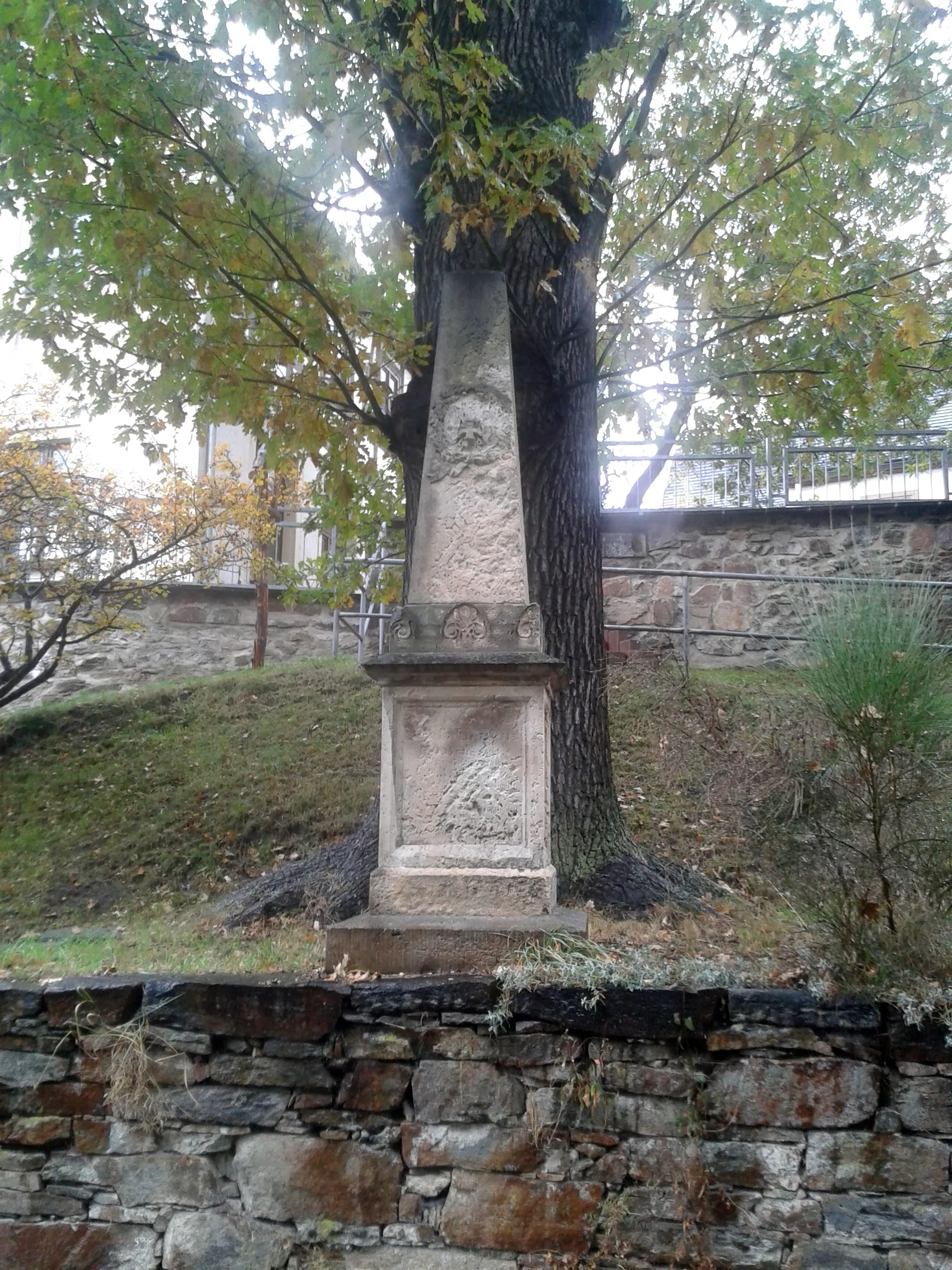 Photo showing: memorial in Reichenbach(Großschirma) south of the Church, probably war memorial