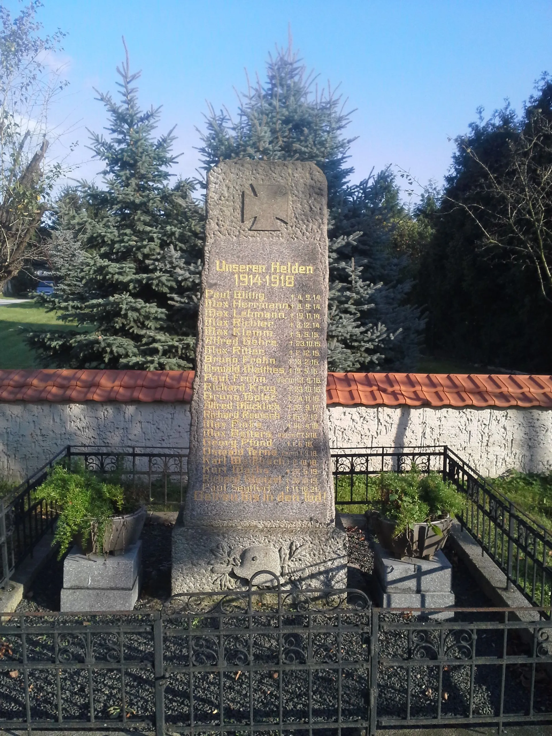 Photo showing: Gefallenendenkmal in Lichtensee bei Wülknitz im Landkreis Meißen.