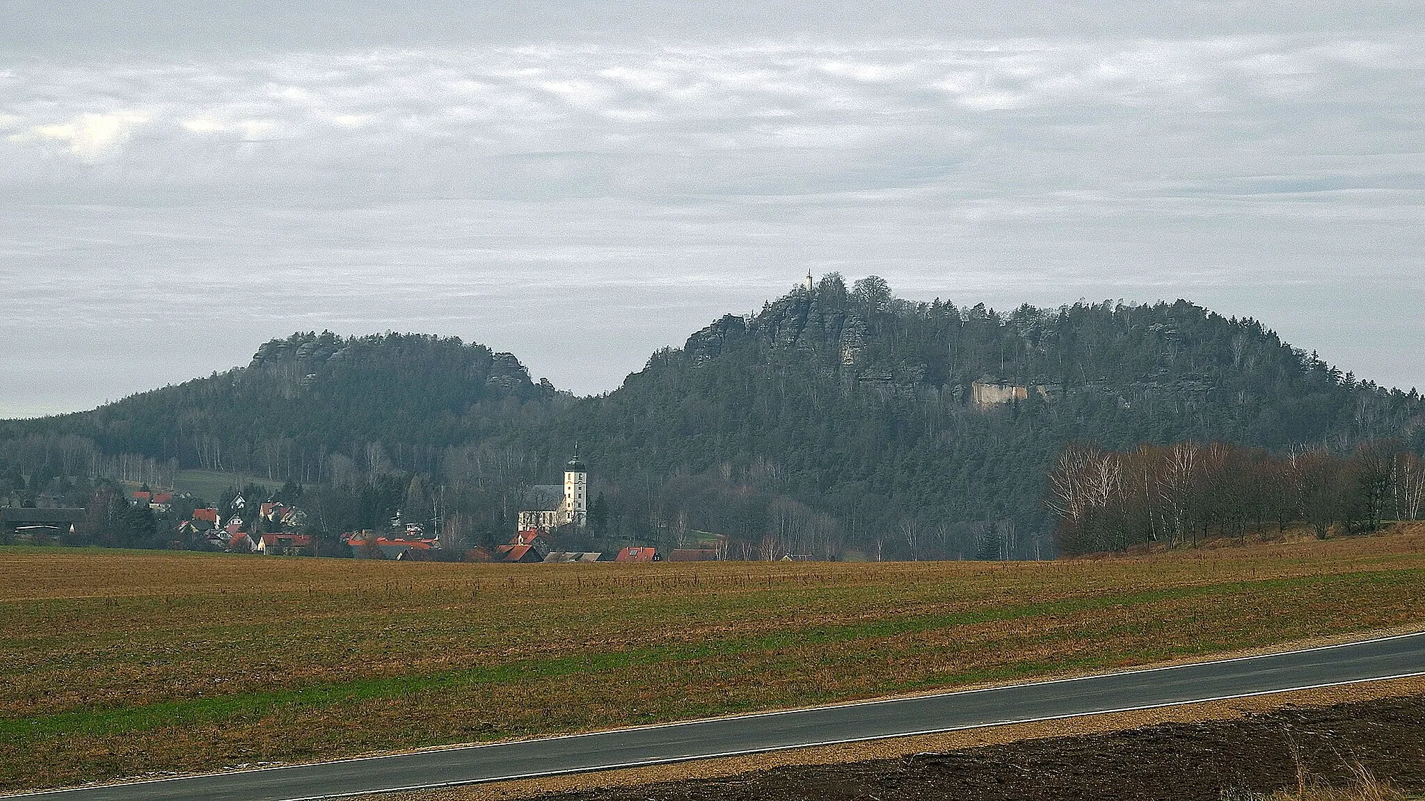 Photo showing: Blick von der Pionierlagerstraße nach Papstdorf sowie auf den Gohrisch und den Papststein (rechts)