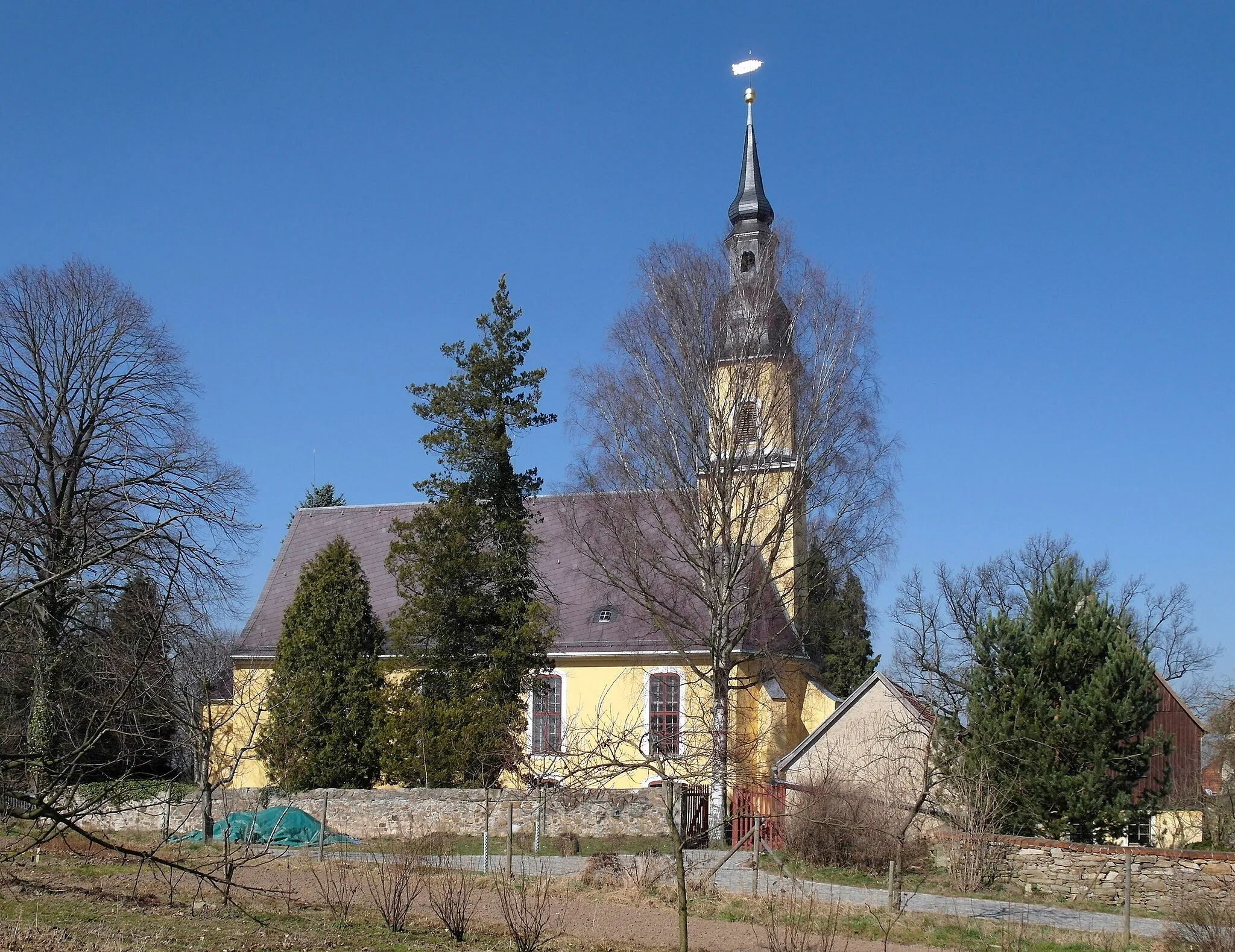 Photo showing: 19.03.2015    01723    Blankenstein (Wilsdruff), Kirchweg 2: Dorfkirche (GMP: 51.037731,13.429767) und Pfarrhaus. Blankenstein wurde als Ort 1283 erstmals erwähnt und ist als Waldhufendorf angelegt. 1435 kam Blankenstein in den Besitz der Herren von Schönberg. In dieser Zeit, um 1480, entstand die Kirche. Nach einem Umbau im Jahr 1738 erhielt sie ihre heutige Gestalt. Bei ihrem Bau sollen Steine des zusammenfallenden Schlosses verwendet worden sein. Direkt im Anschluss an Kirche und Gottesacker befindet sich das Pfarrgut (GMP: 51.037869,13.430073).                                                                                                                                                                       [SAM9071.JPG]20150319420DR.JPG(c)Blobelt