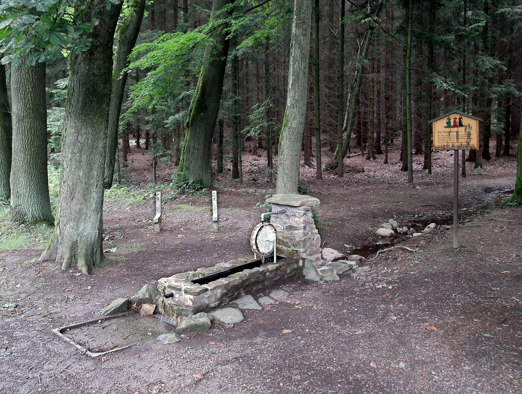 Photo showing: 12.07.2017    09627  Oberbobritzsch (Bobritzsch-Hilbersdorf): Der "Jungfernborn". Legende: Um 1200 schöpften hier 3 Fräulein für das nahe am Straßenkreuz gelegene Ritterschloß Sohra - jetzt Vorwerksring genannt - täglich frisches Wasser.