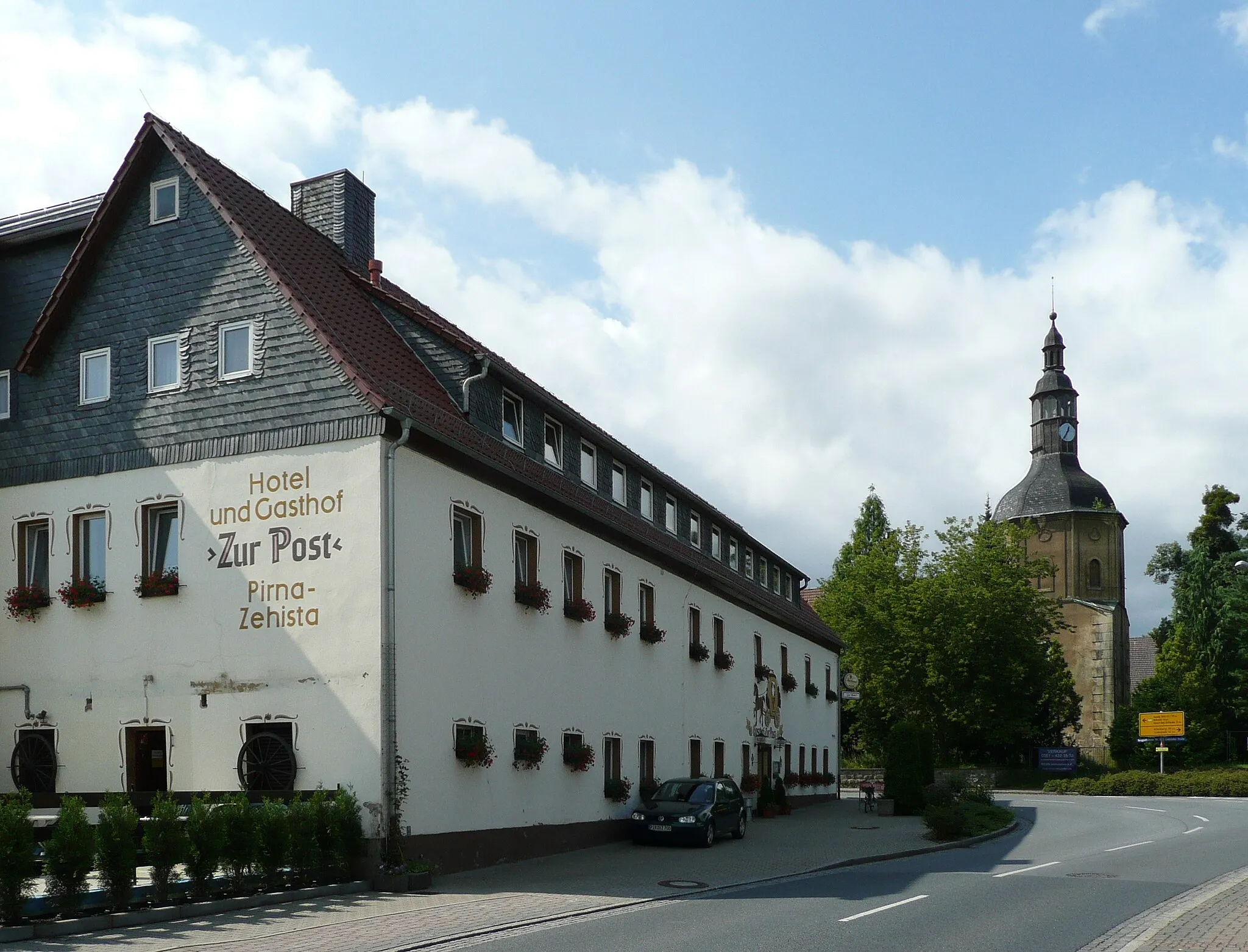 Photo showing: This image shows the hotel and restaurant "Zur Post" with Zehista Castle in the background in Zehista.