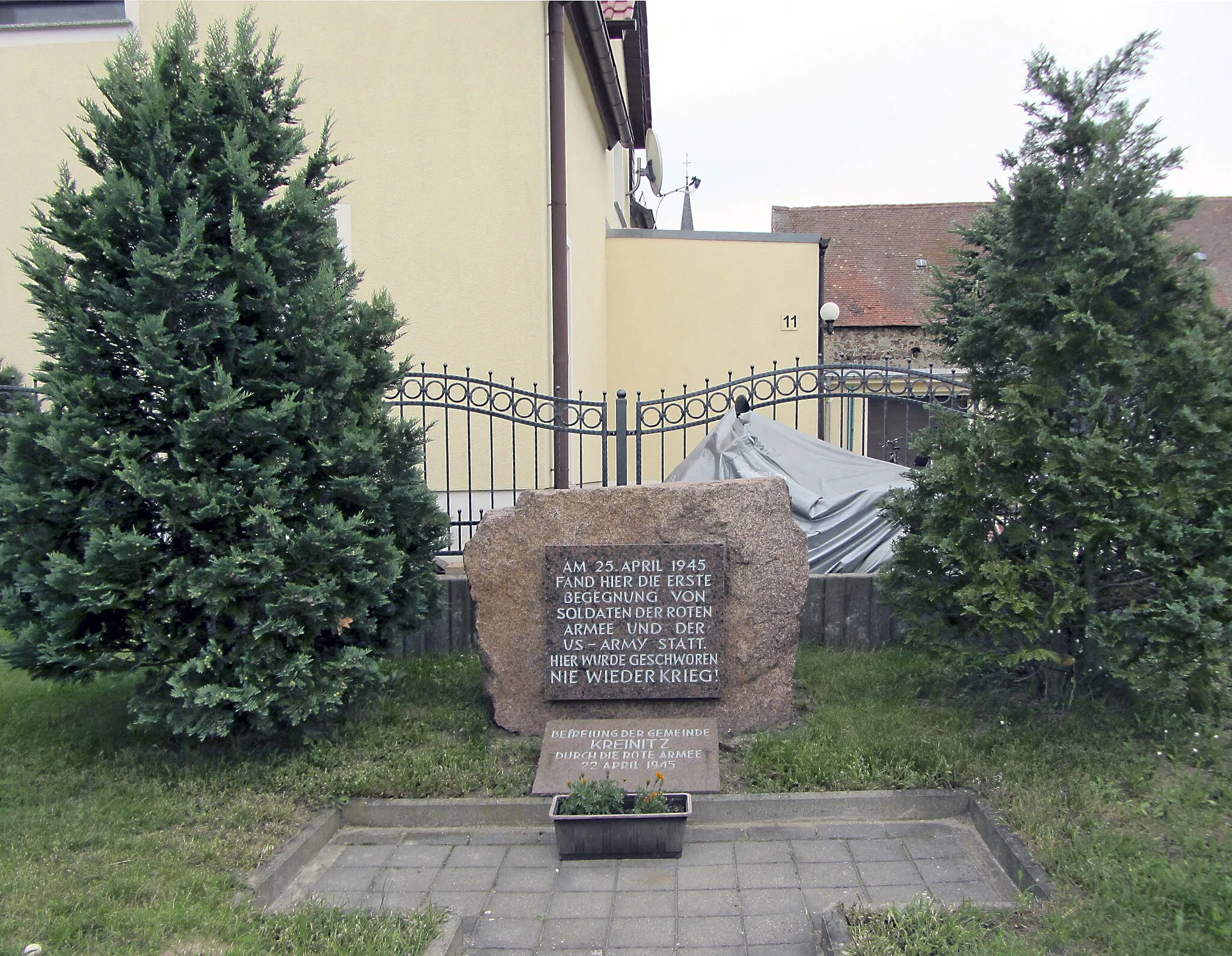 Photo showing: Denkmal Begegnung an der Elbe 1945 in Kreinitz