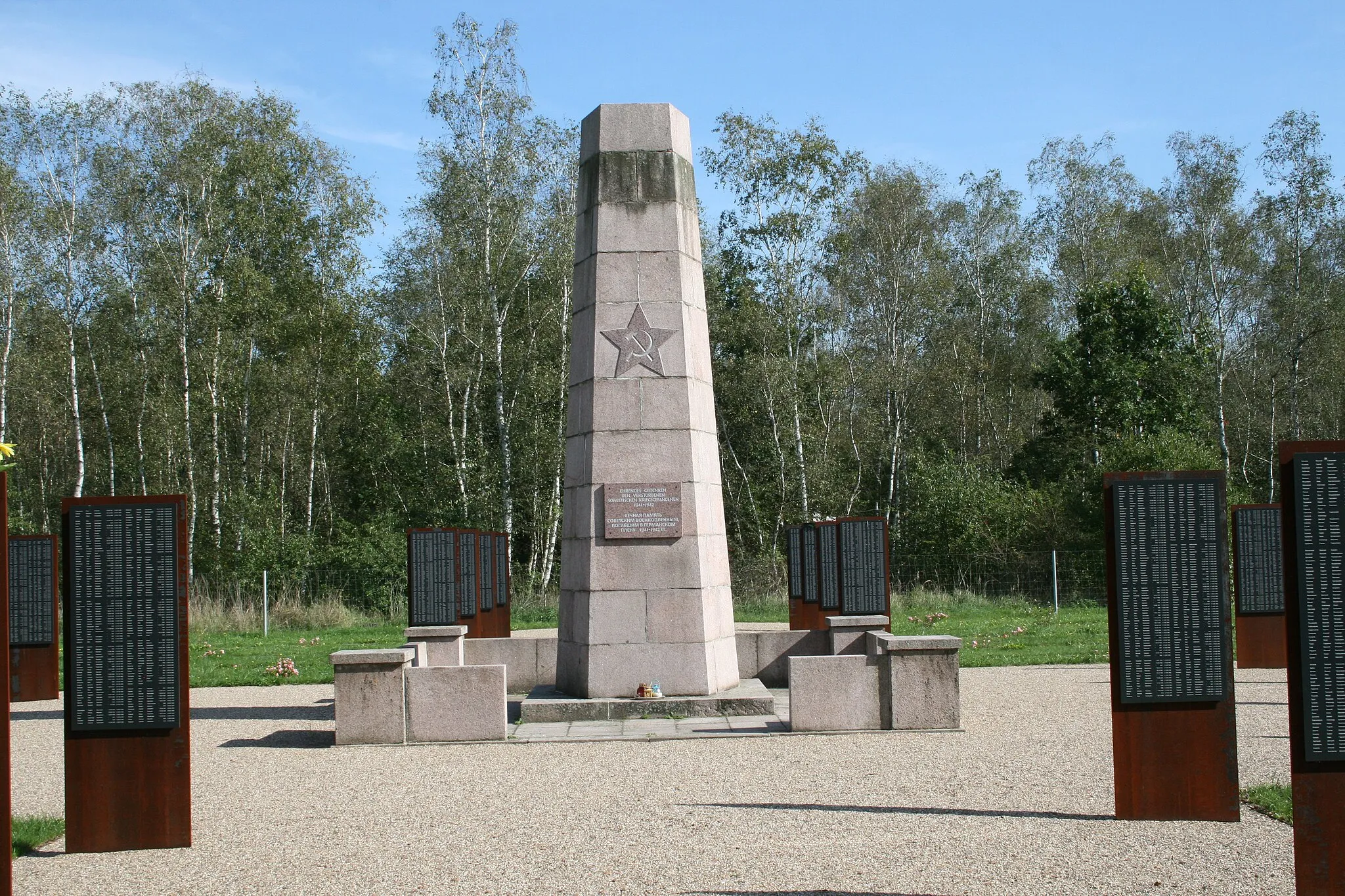 Photo showing: Ehrenmal auf dem Kriegsgefangenenfriedhof II in Jacobsthal