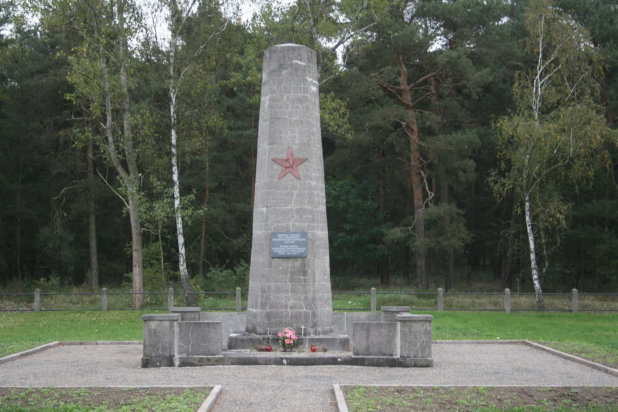 Photo showing: Ehrenmal auf der Kriegsgräberstätte Zschepa II