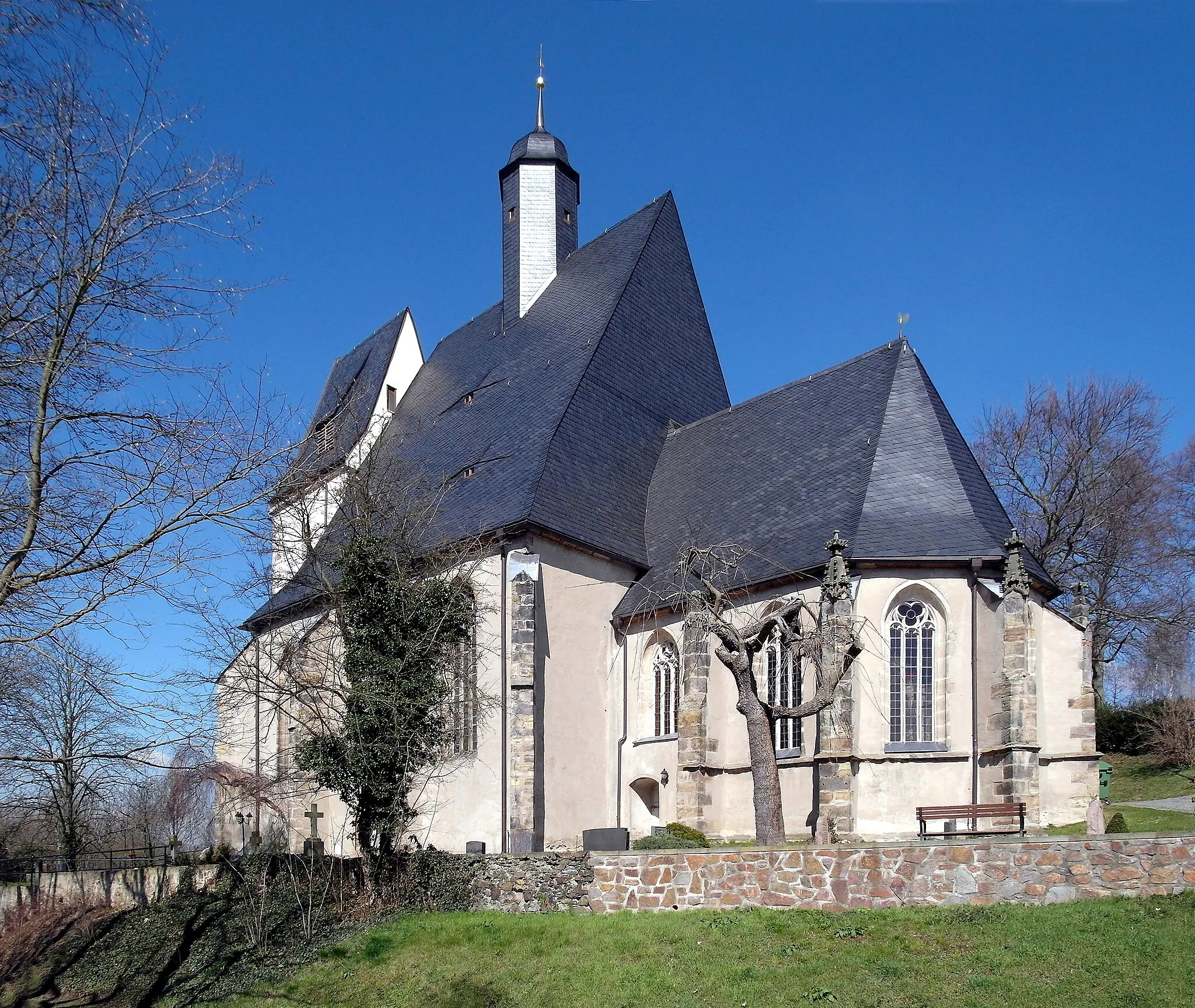 Photo showing: 05.04.2015   01665  Burkhardswalde (Klipphausen) Kirchweg: Dorfkirche, ehemalige Wallfahrtskirche (GMP: 51.073714,13.430011). Dreischiffige spätgotische Hallenkirche 
(15. Jahrhundert). Sicht von Südosten.                                                                                                                                        [SAM9325.JPG]20150405125DR.JPG(c)Blobelt