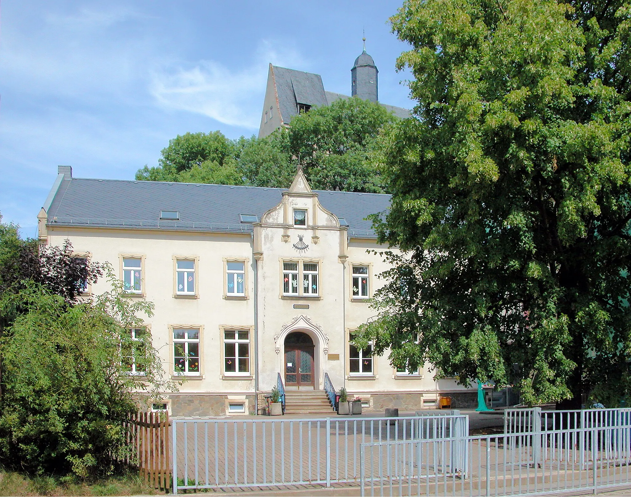 Photo showing: 17.08.2008  01665  Burkhardswalde (Triebischtal -> Klipphausen): Grundschule Burkhardswalde (GMP: 51.073454,13.429487), dahinter die Dorfkirche auf dem Berg.                                                                                      [DSCN33850.TIF]20080817430DR.JPG(c)Blobelt