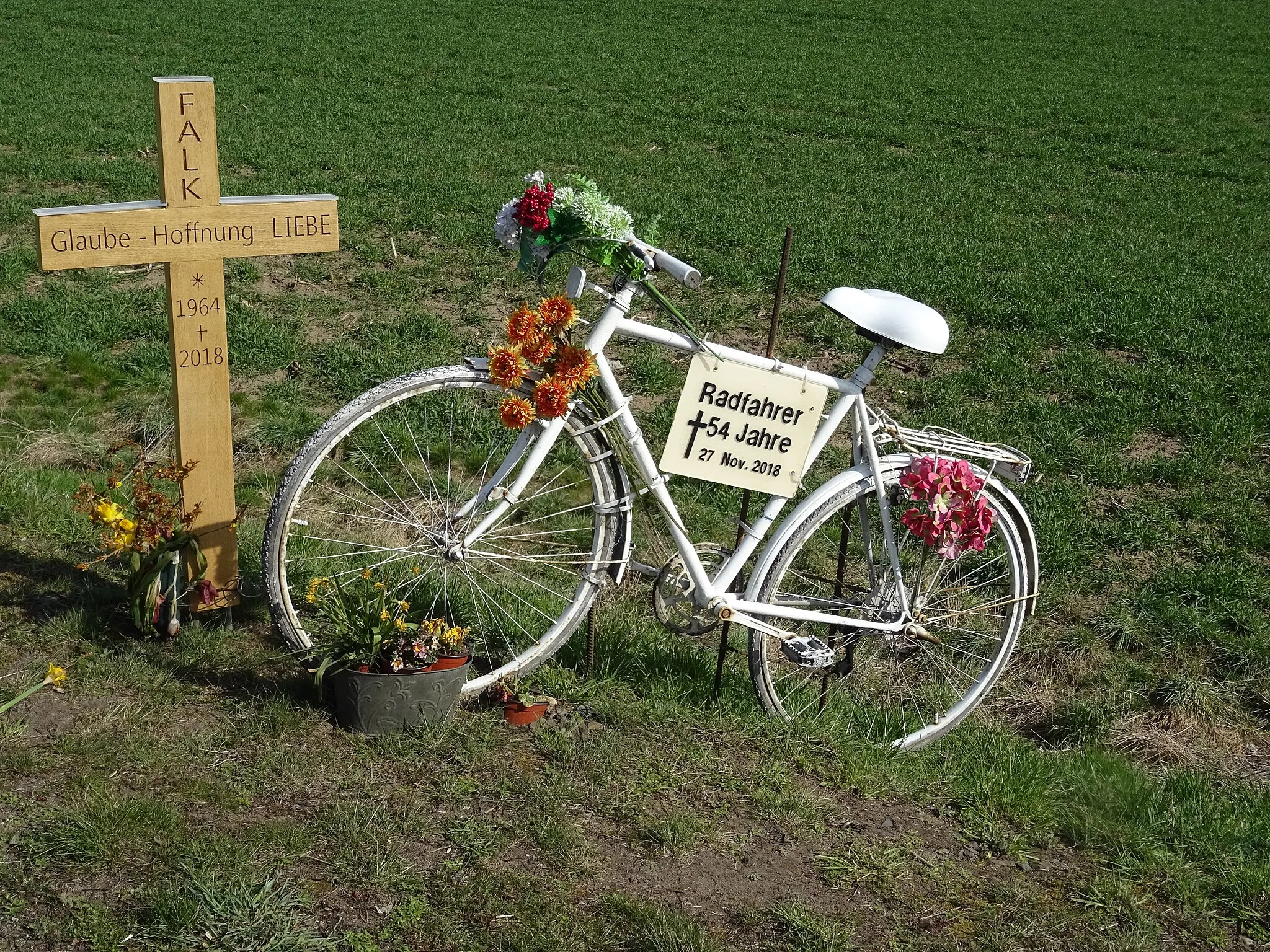 Photo showing: S 81 zwischen Dippelsdorf und Auer, Weißes Fahrrad für einen tödlich verunglückten Radfahrer. Am Abend des 27.11.2018 erfasste ein alkoholisierter Pkw-Fahrer auf der S 81 zwischen Friedewald und Auer einen 54-jährigen Radfahrer von hinten. Der Radfahrer verstarb noch an der Unfallstelle.