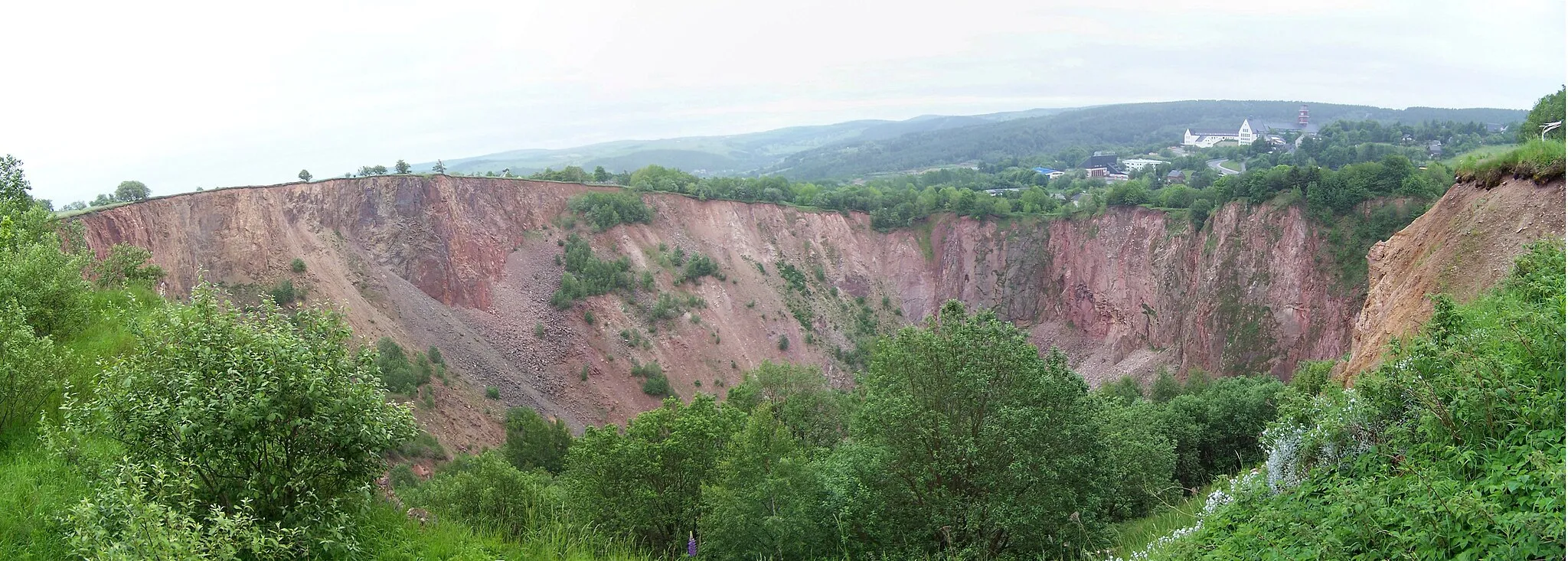 Photo showing: Panoramic view across the Pinge of Altenberg (Erzgebirge) with the city in the background