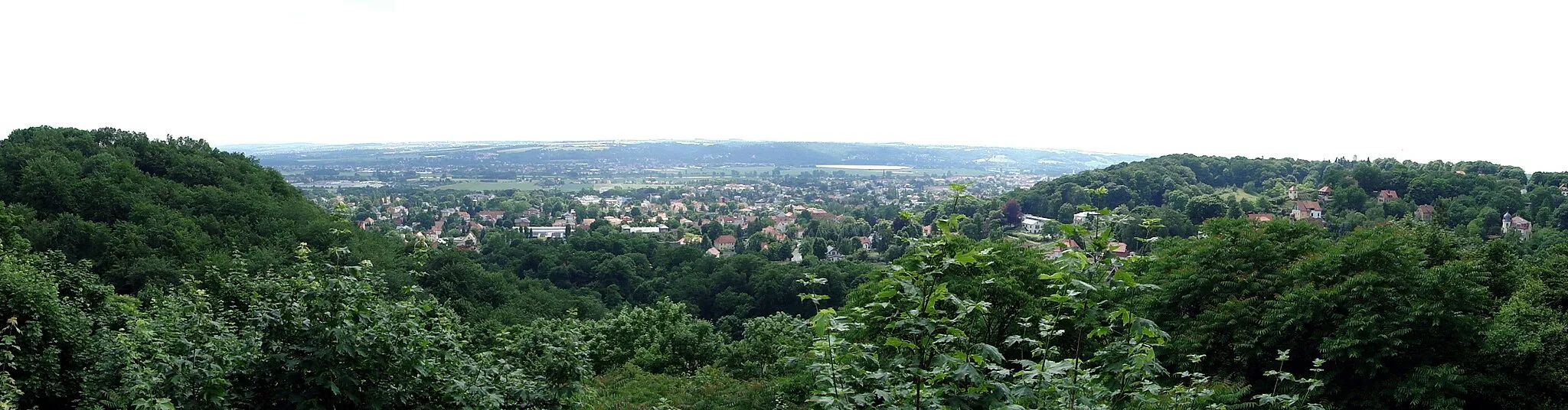 Photo showing: Panoramablick von Aussichtspunkt Pfeifferweg auf Radebeul (Kötzschenbroda und Niederlößnitz)