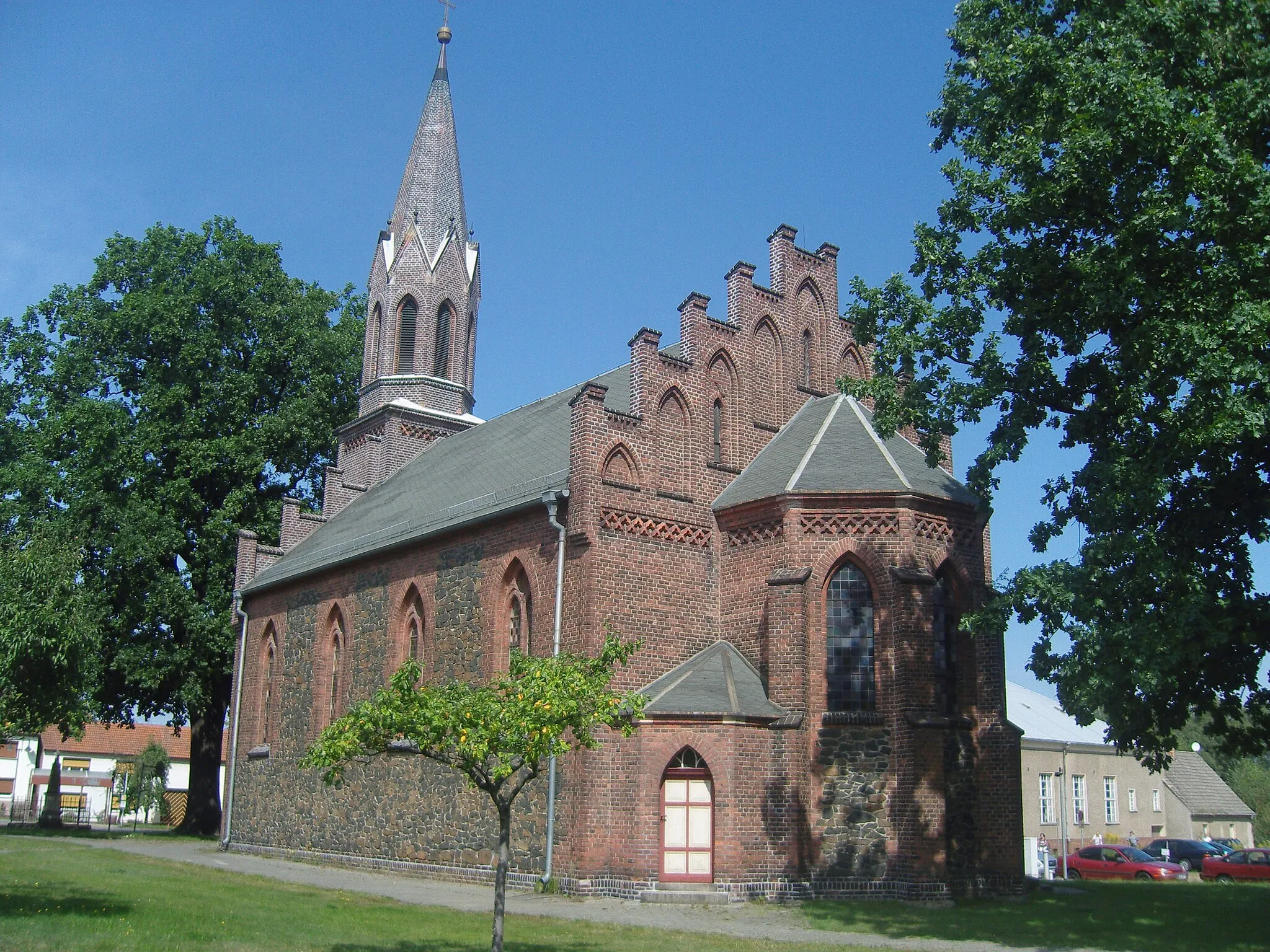 Photo showing: Denkmalgeschützte Dorfkirche Großkoschen; im Hintergrund die geschützte Stieleiche