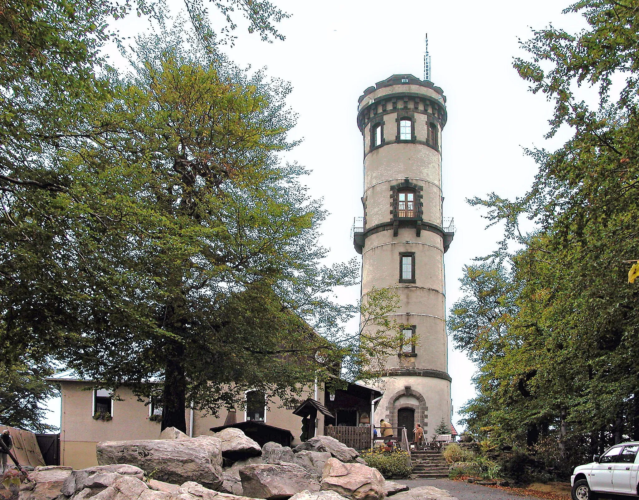 Photo showing: 30.09.2003  02797  Kurort Oybin, Jonsdorfer Straße 7B: Hochwaldturm (749m ü.d.M.), Gaststätte und 25 m hoher Aussichtsturm (GMP: 50.825733,14.727701), seit 1892.                                                                                                  [DSCN]20030930010DR.JPG(c)Blobelt