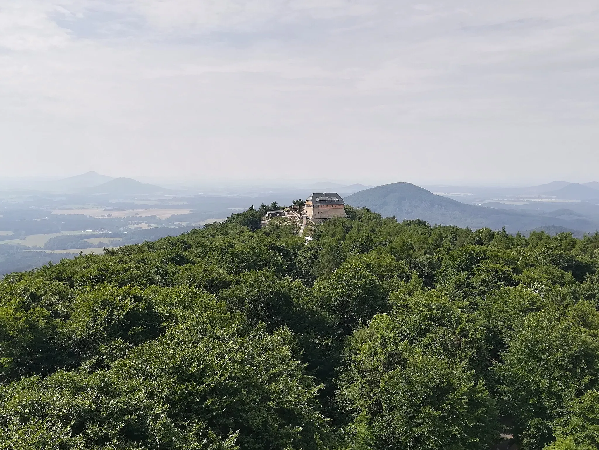 Photo showing: Hvozd - pohled na Hochwaldbaude z Hochwaldturm.