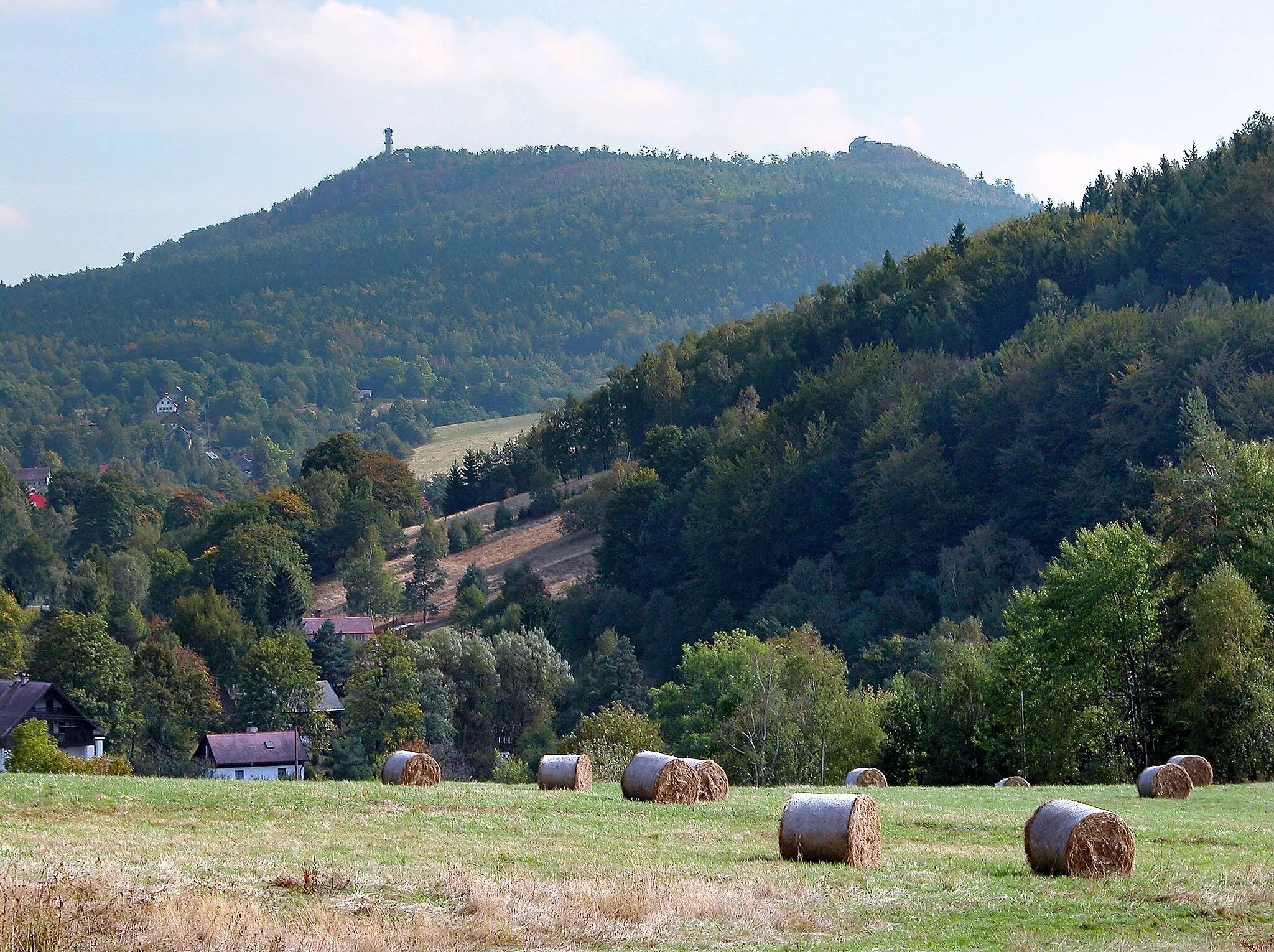 Photo showing: 01.10.2003  Blick von Krompach {Krombach) in Tschechien nach Osten zum deutschen Hochwaldturm (GMP: 50.825733,14.727701) in Oybin.                                                                                   [DSCN]20031001300DR.JPG(c)Blobelt