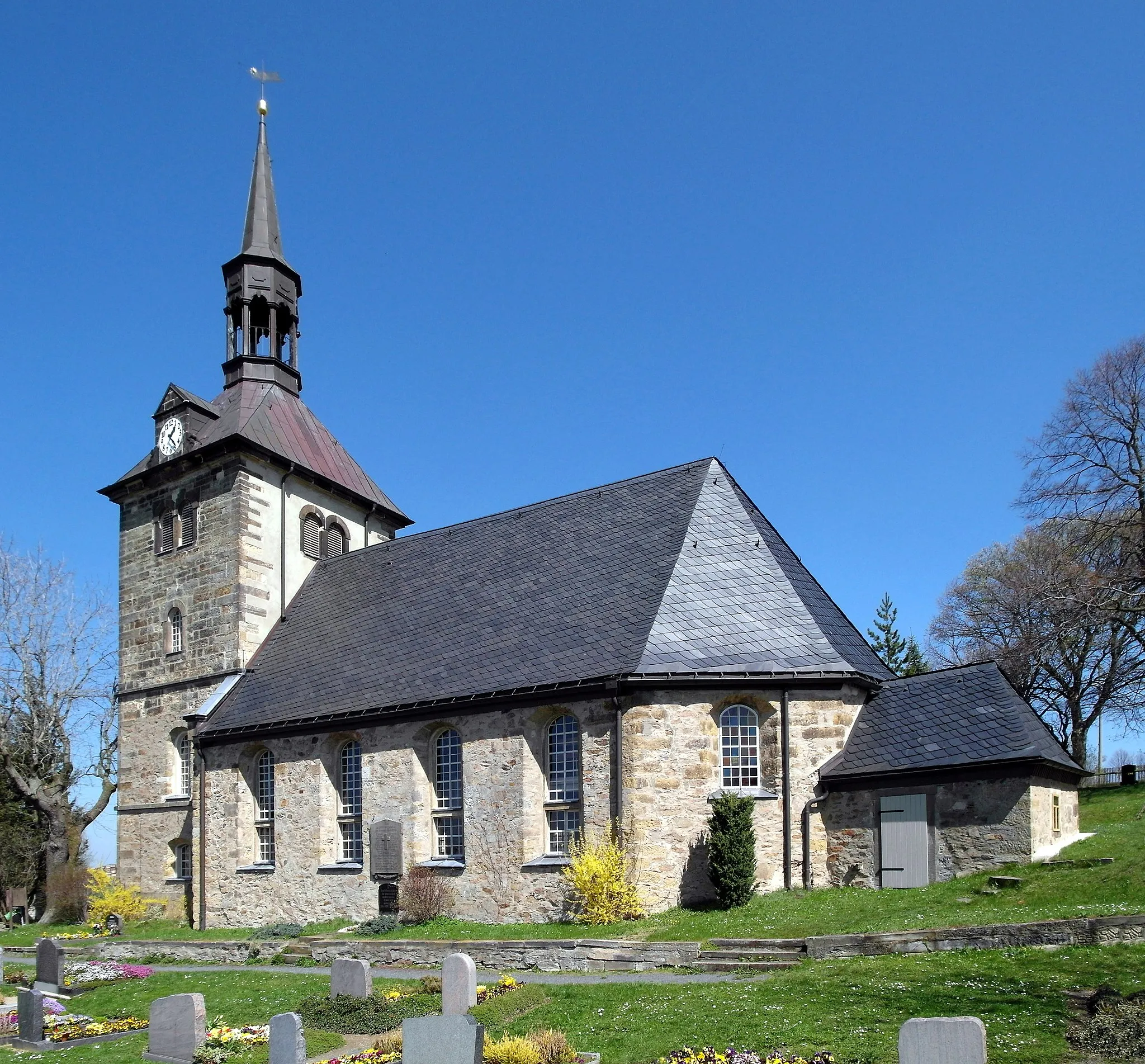 Photo showing: 21.04.2016    01825   Börnersdorf (Bad Gottleuba-Berggießhübel), Börnersdorf 11 (GMP: 50.825893,13.880948). Die Evangelische Dorfkirche mit der unüblichen Nord-Süd Ausrichtung wurde 1672-74 erbaut. Der Kirchturm wurde erst 1865 errichtet, nachdem der vorherige Glocken-Dachreiter 1863 durch einen Blitz zerstört worden war.                                                                                                           [SAM4792-4793.JPG]20160421500MDR.JPG(c)Blobelt