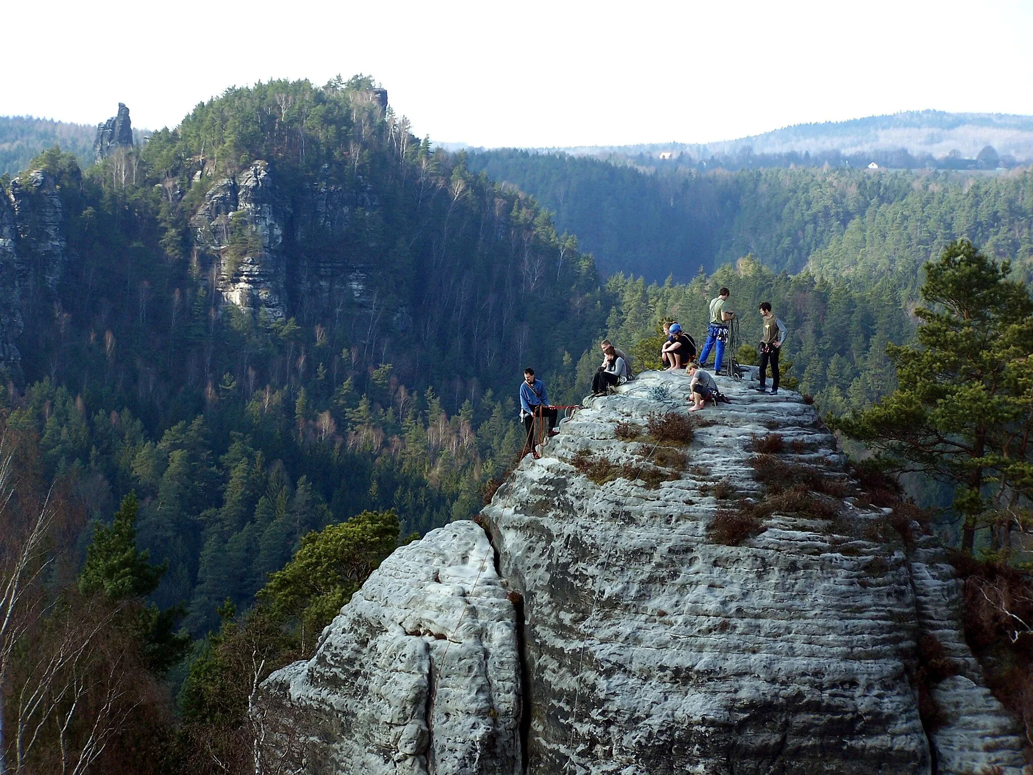 Photo showing: Kletterer auf dem Heidestein, Blick vom Gamrig aus
