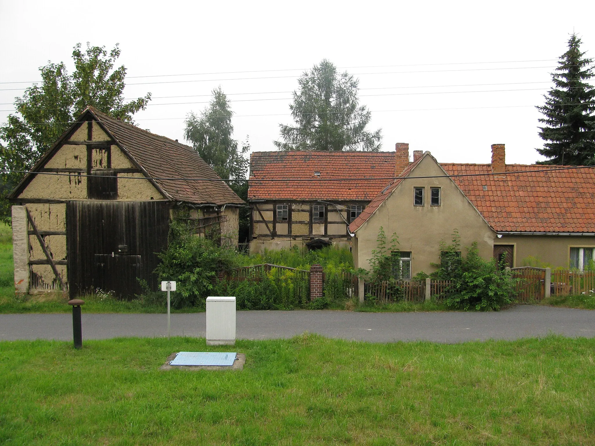 Photo showing: Alter, verlassener Hof im Ortsteil Neuer Anbau, Weinböhla, Landkreis Meißen, Sachsen