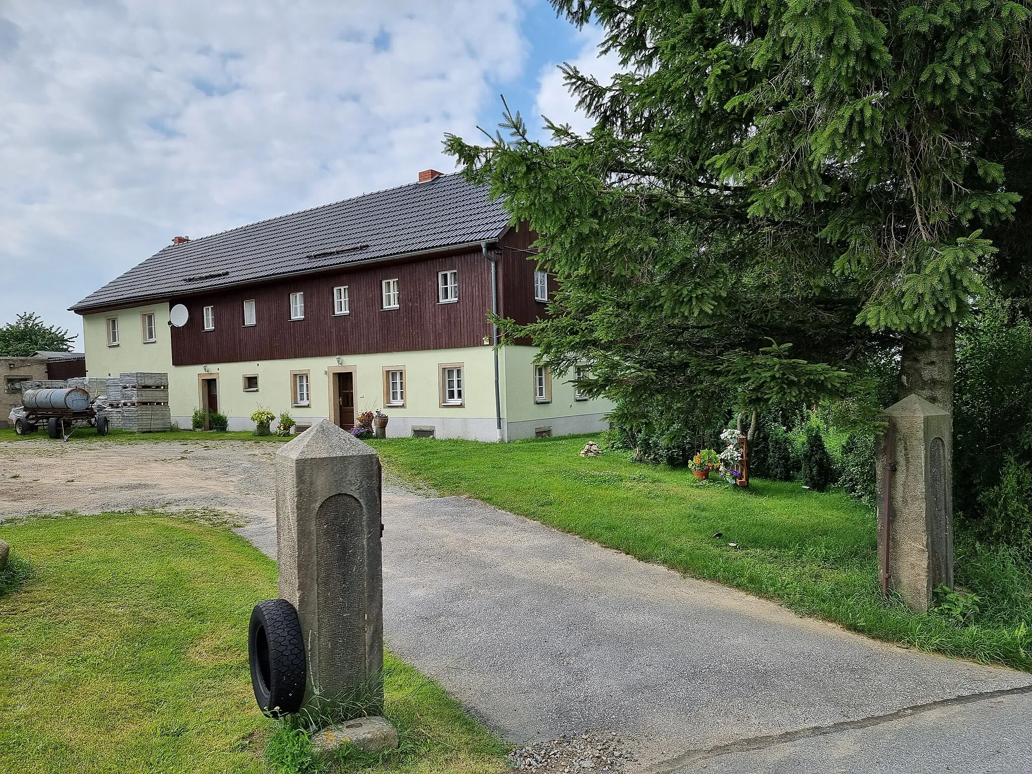 Photo showing: Wohnstallhaus (mit Backofenanbau) und Toreinfahrt eines Bauernhofes Niedere Straße 26