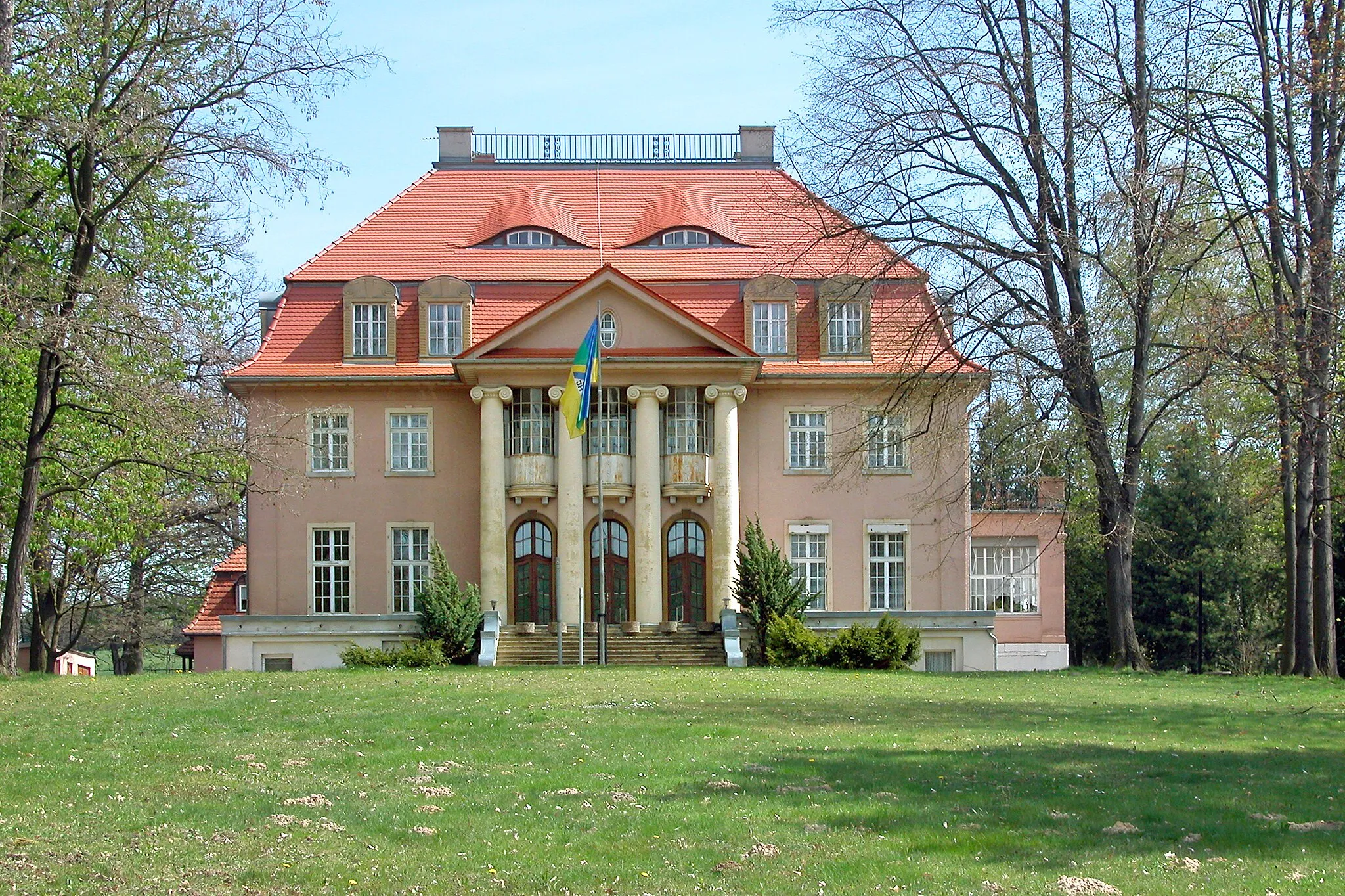 Photo showing: 28.04.2008  02791  Oberoderwitz (Oderwitz), Zur Lindenallee 5: Schloß Oberoderwitz, erbaut 1909 bis 1911 unter Maximilian von Beschwitz. Bis 2012 Jugendherberge, danach Privatbesitz.  
(GMP: 50.968413,14.716150). Sicht von Westen.                                                                                                                                       [DSCN32503.TIF]20080428365DR.JPG(c)Blobelt