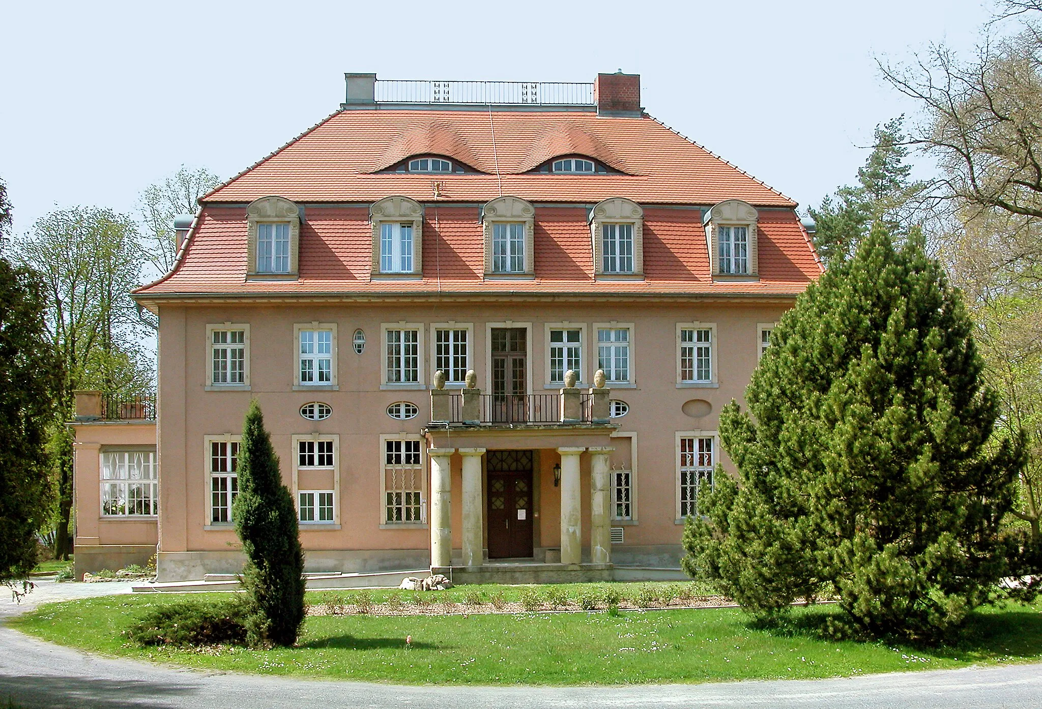 Photo showing: 28.04.2008  02791  Oberoderwitz (Oderwitz), Zur Lindenallee 5: Schloß Oberoderwitz, erbaut 1909 bis 1911 unter Maximilian von Beschwitz.  Bis 2012 Jugendherberge, danach Privatbesitz.  
(GMP: 50.968413,14.716150). Sicht von Osten, Hofseite.                                                                                                                         [DSCN325510.TIF]20080428390DR.JPG(c)Blobelt