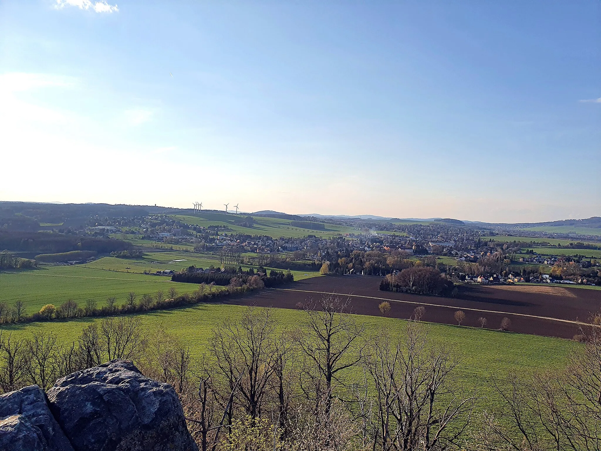 Photo showing: Aussicht-Nord vom Großen Stein auf Leutersdorf (Oberlausitz) mit Ortsteil Folg