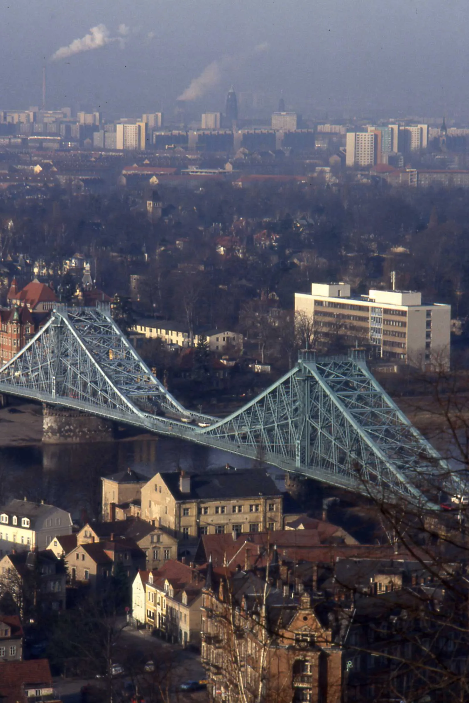 Photo showing: Centre stage the Blaues Wunder bridge over the Elbe.
