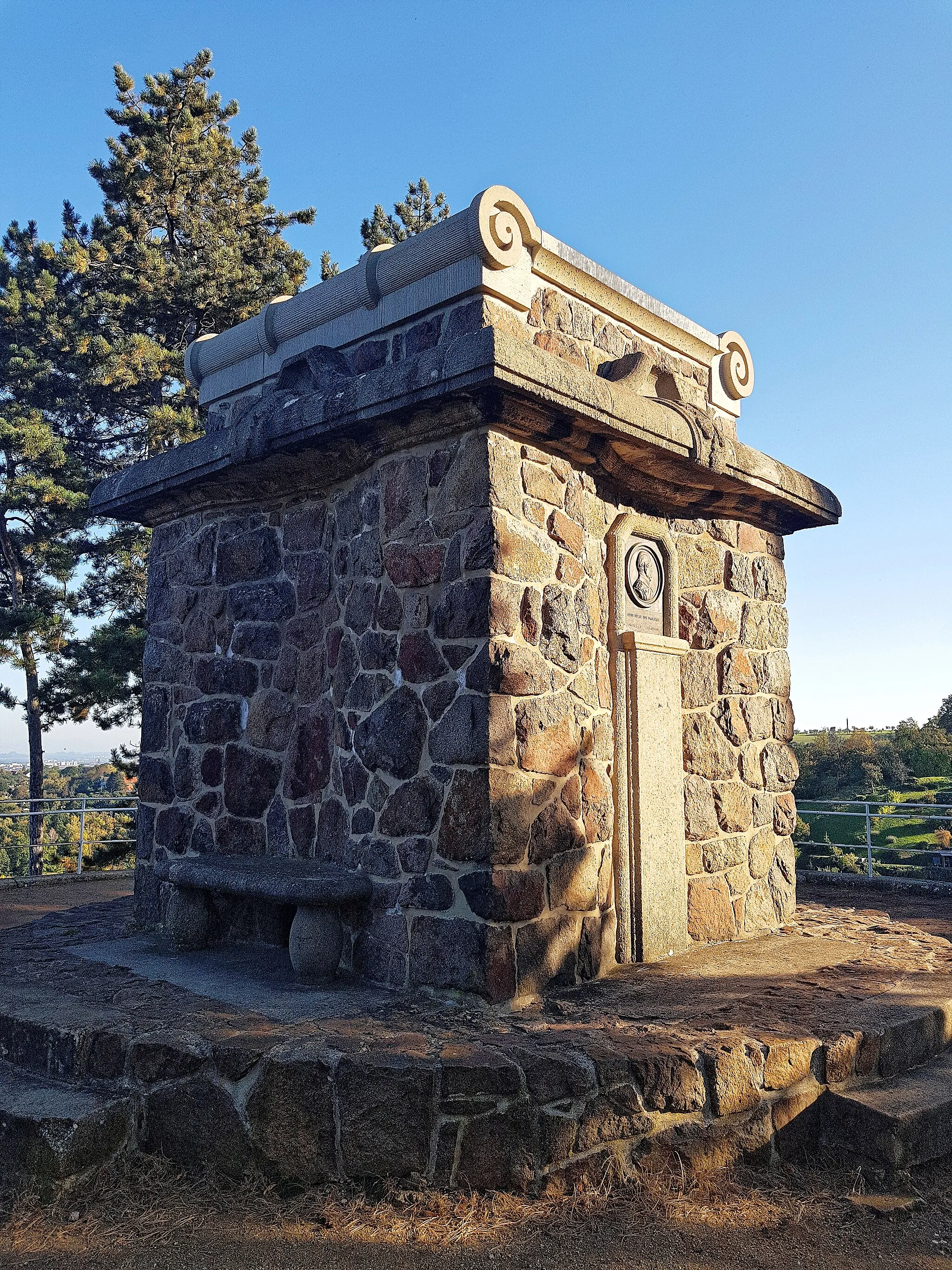 Photo showing: Denkmal mit umgebender Aussichtsplattform; auf der Herrenkuppe (205 m üNN) in Cossebaude gelegen, kleine, aber dennoch monumentale Anlage mit turmartigem Denkmal, im Vergleich zu den Bismarcktürmen von Wilhelm Kreis zurückhaltender und im Sinne der Reformarchitektur Anfang des 20. Jahrhunderts gestaltet, markantes Beispiel des Denkmalkultes im Wilhelminischen Kaiserreich, baugeschichtlich und ortsgeschichtlich sowie künstlerisch bedeutend.