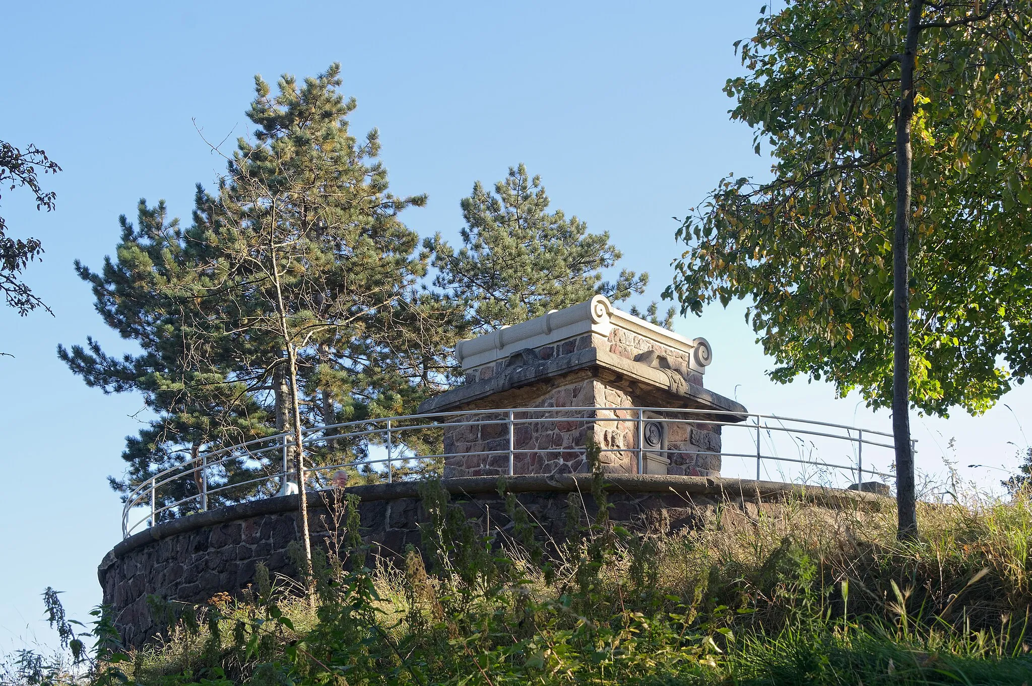 Photo showing: Denkmal mit umgebender Aussichtsplattform; auf der Herrenkuppe (205 m üNN) in Cossebaude gelegen, kleine, aber dennoch monumentale Anlage mit turmartigem Denkmal, im Vergleich zu den Bismarcktürmen von Wilhelm Kreis zurückhaltender und im Sinne der Reformarchitektur Anfang des 20. Jahrhunderts gestaltet, markantes Beispiel des Denkmalkultes im Wilhelminischen Kaiserreich, baugeschichtlich und ortsgeschichtlich sowie künstlerisch bedeutend.