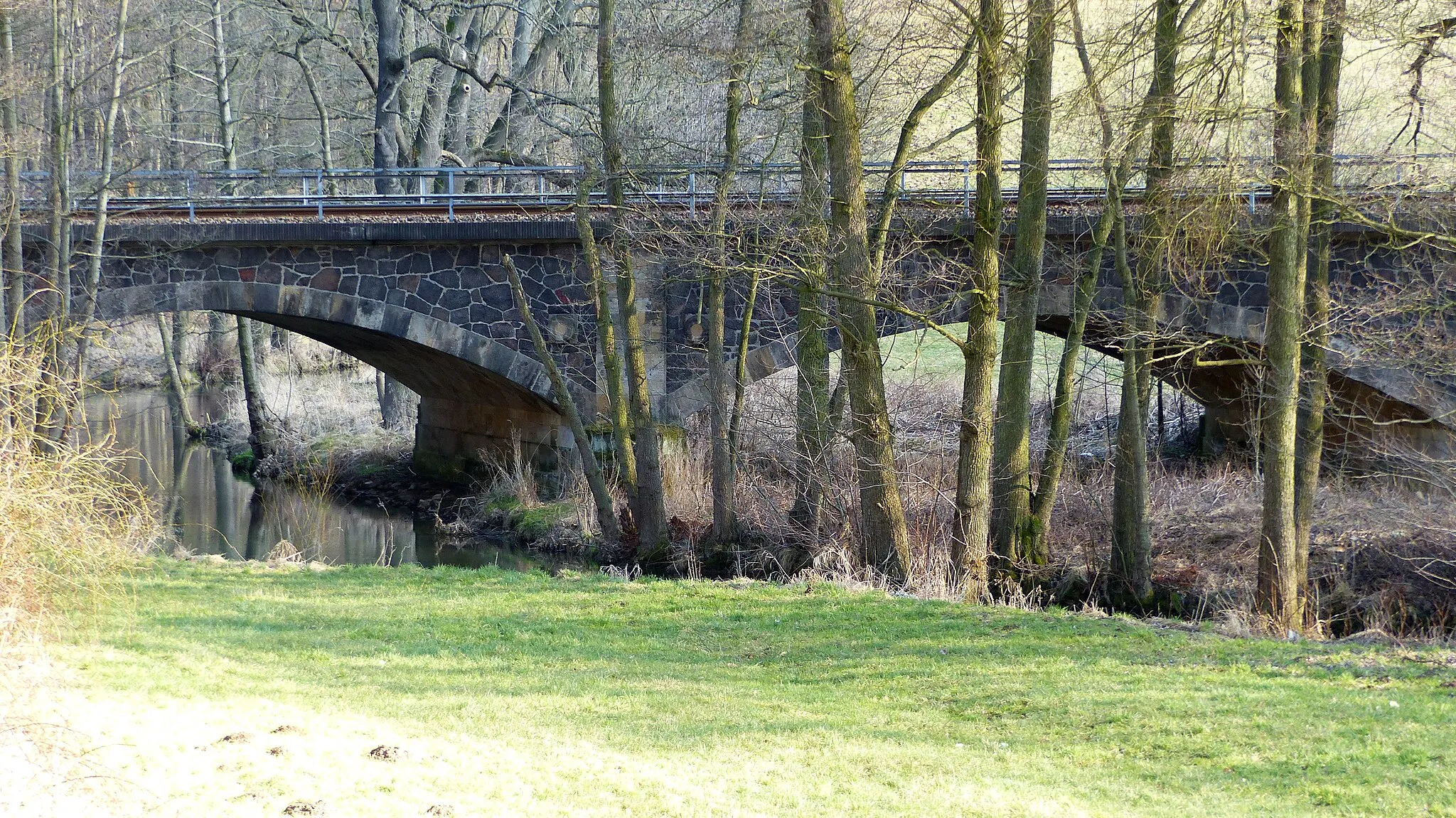 Photo showing: Denkmalgeschützte Eisenbahnbrücke der Strecke Borsdorf - Coswig über die Triebisch, Nähe Neidmühle, Roitzschen, Gemeinde Klipphausen