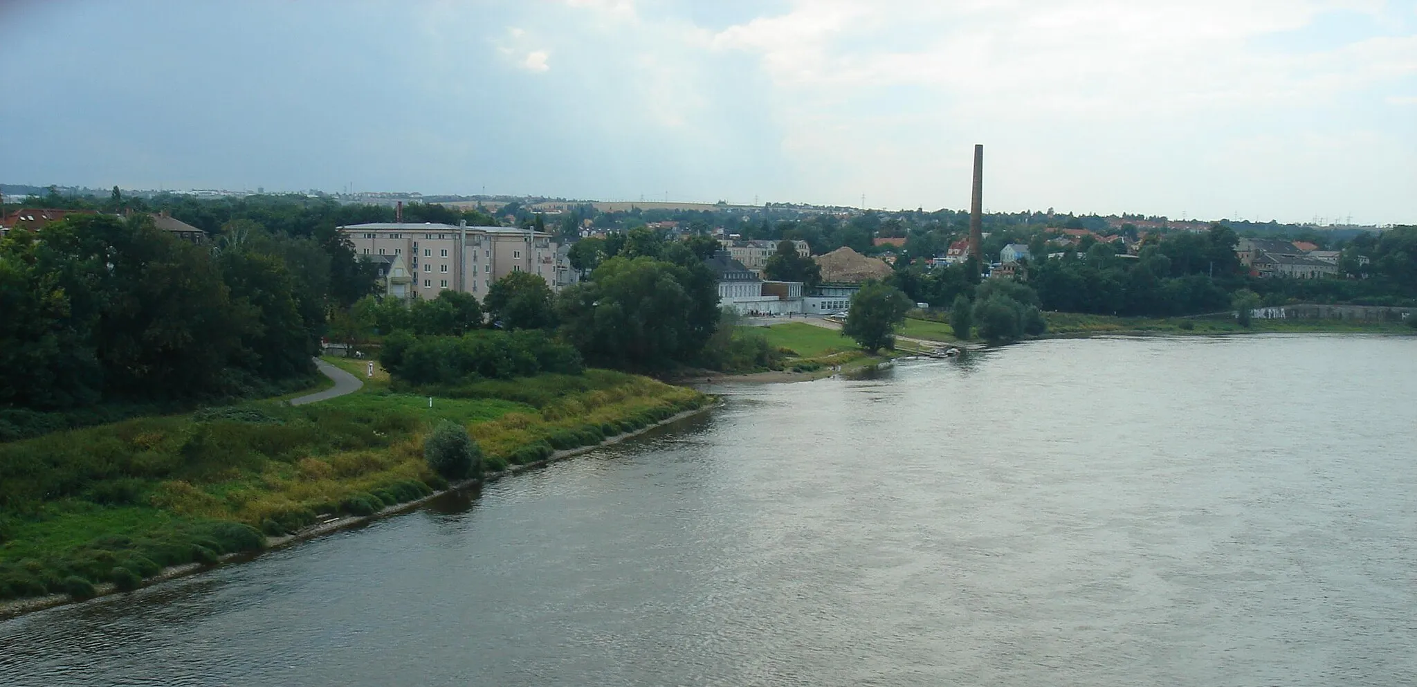 Photo showing: Blick von der Flügelwegbrücke über die Elbe auf Cotta; v. l. n. r.: Elbradweg, Hotel Mercure, Weißeritzmündung, Bootshaus, Trümmerberg und Schornstein des abgerissenen Hofbrauhauses, Theater Junge Generation