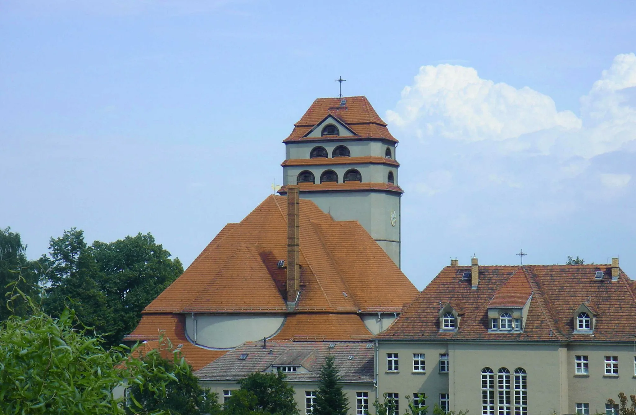 Photo showing: evangelische Heilandskirche in Dresden-Cotta, 1914–1928 von de:Rudolf Kolbe (mit angebautem Pfarrhaus, von der Gottfried-Keller-Straße aus gesehen)