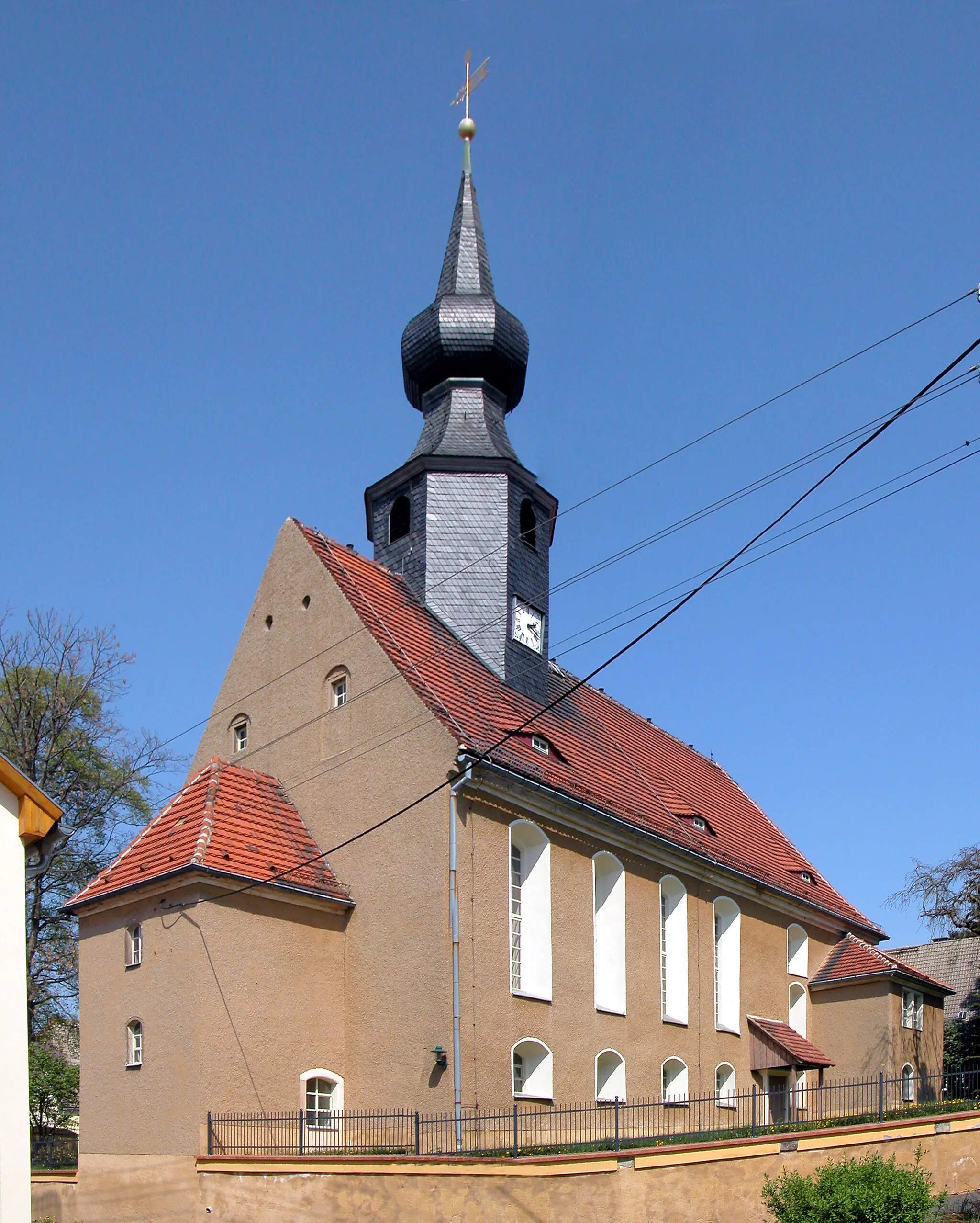 Photo showing: 01.05.2012  01623  Raußlitz (Ketzerbachtal -> Nossen), Rittergut 1: Die Kirche mit älterer Geschichte zeigt heute im Wesentlichen den Zustand nach den Renovierungen zwischen 1714 und 1768.                                                   [DSCNn3890-3891.TIF]20120501730MDR.JPG(c)Blobelt