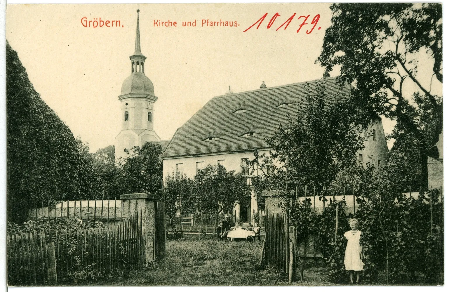 Photo showing: Gröbern; Kirche und Pfarrhaus