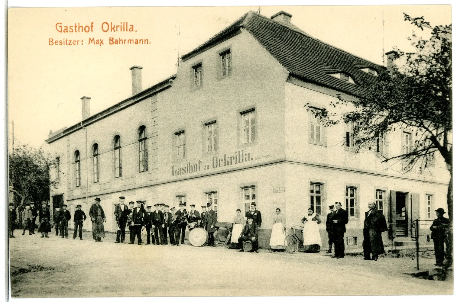 Photo showing: Ockrilla; Gasthof mit Musikkapelle