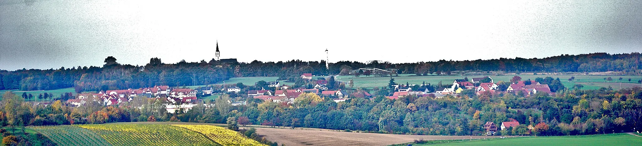 Photo showing: Blick auf Ockrilla und die St.-Urban-Kirche in Wantewitz vom Aussichtspunkt Kleine Bosel aus.