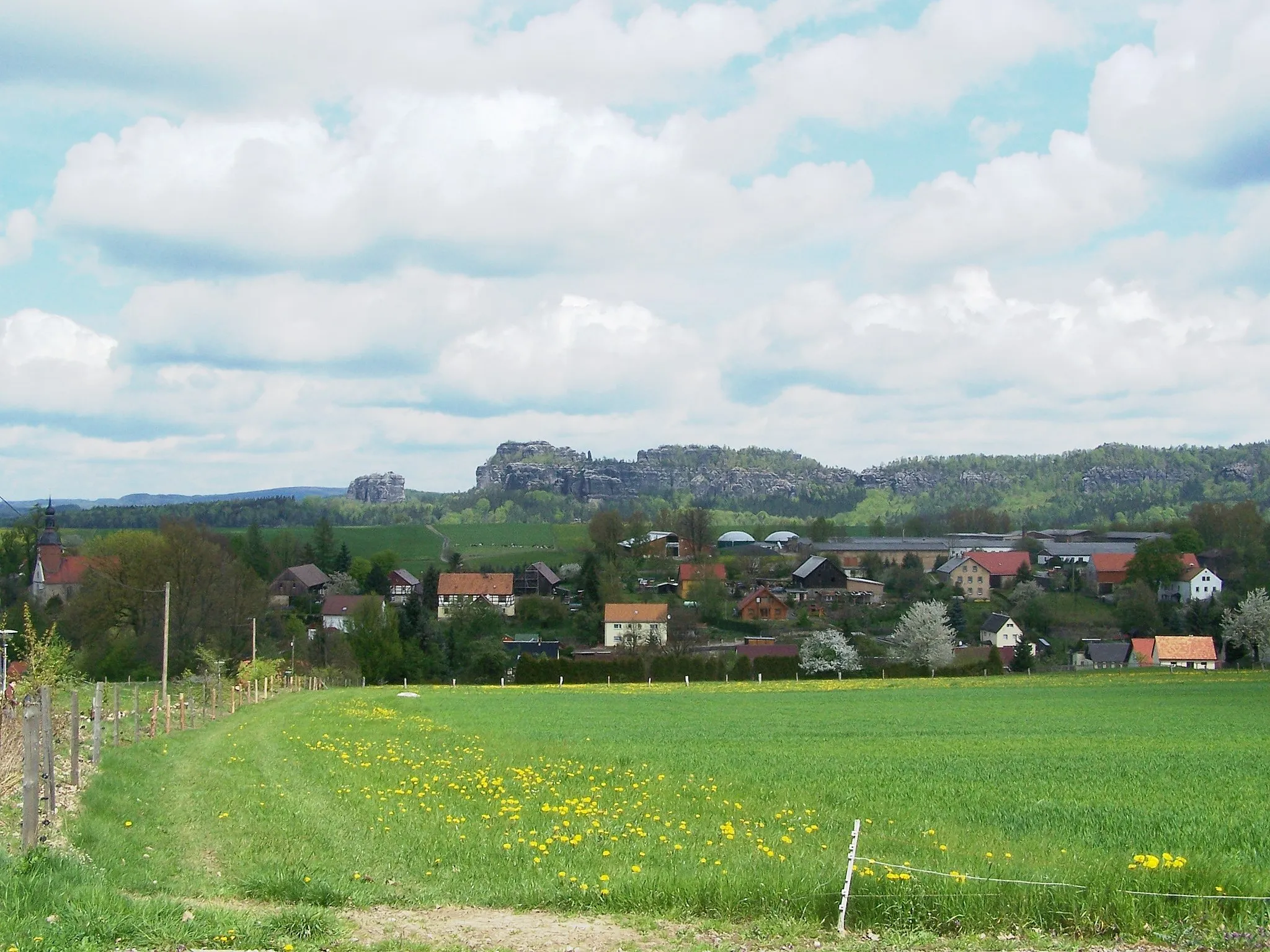 Photo showing: Reinhardtsdorf, Sächsische Schweiz, im Hintergrund die Schrammsteine