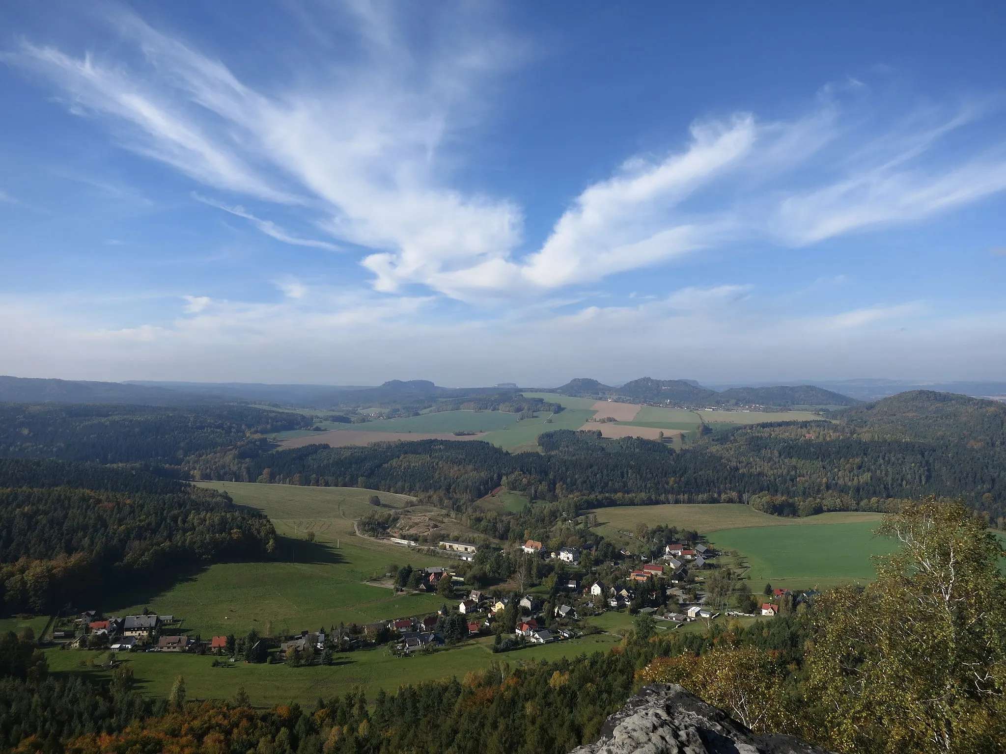 Photo showing: Blick vom Kleinen Zschirnstein nach Nordwesten auf Kleingießhübel und die Tafelberge im Gebiet der Steine