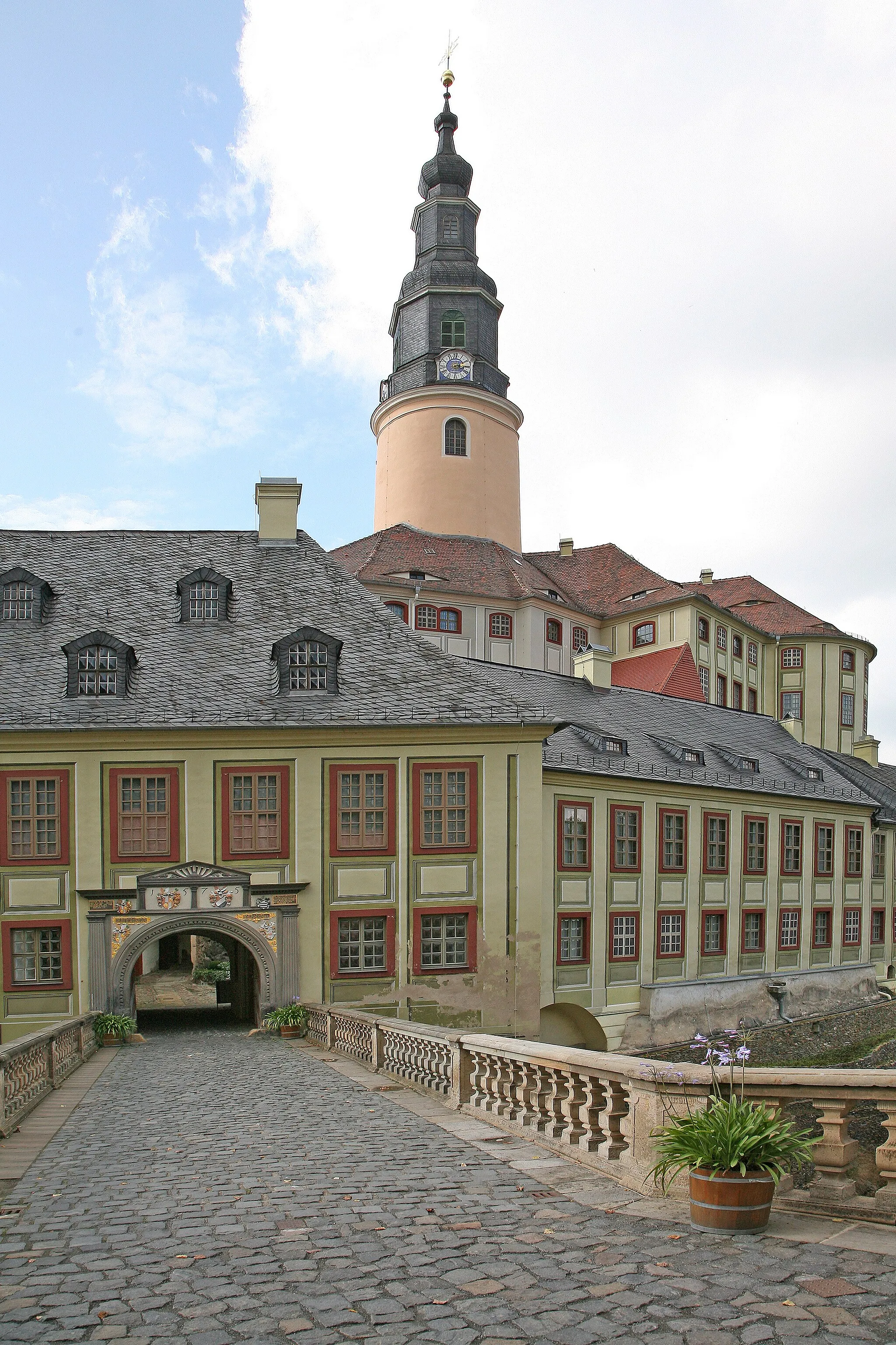 Photo showing: Weesenstein Castle near the municipality of Müglitztal, Weesenstein district (Saxon Switzerland). The 700-year history of the former weir system has different castle lords. Today the castle is owned by the Free State of Saxony.