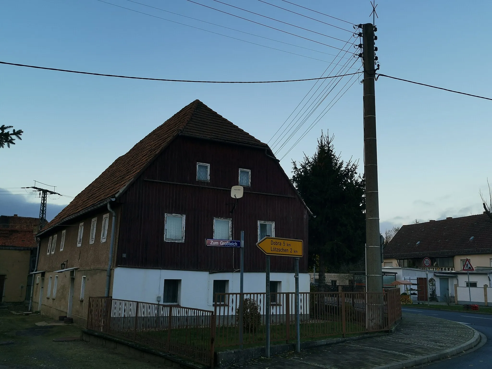 Photo showing: Denkmalgeschütztes Wohnhaus in der Straße Zum Großteich 2 in Thiendorf