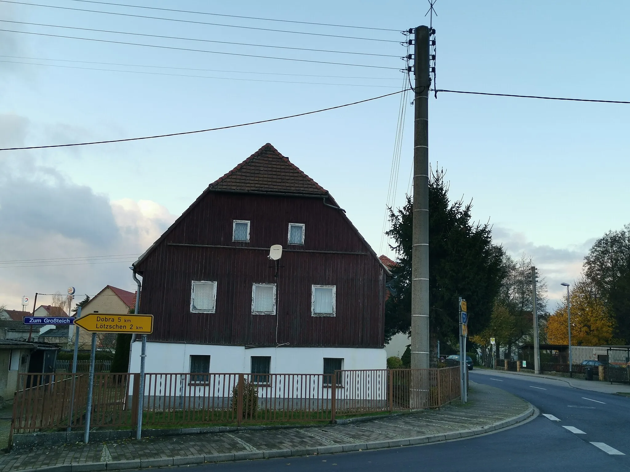 Photo showing: Denkmalgeschütztes Wohnhaus in der Straße Zum Großteich 2 in Thiendorf