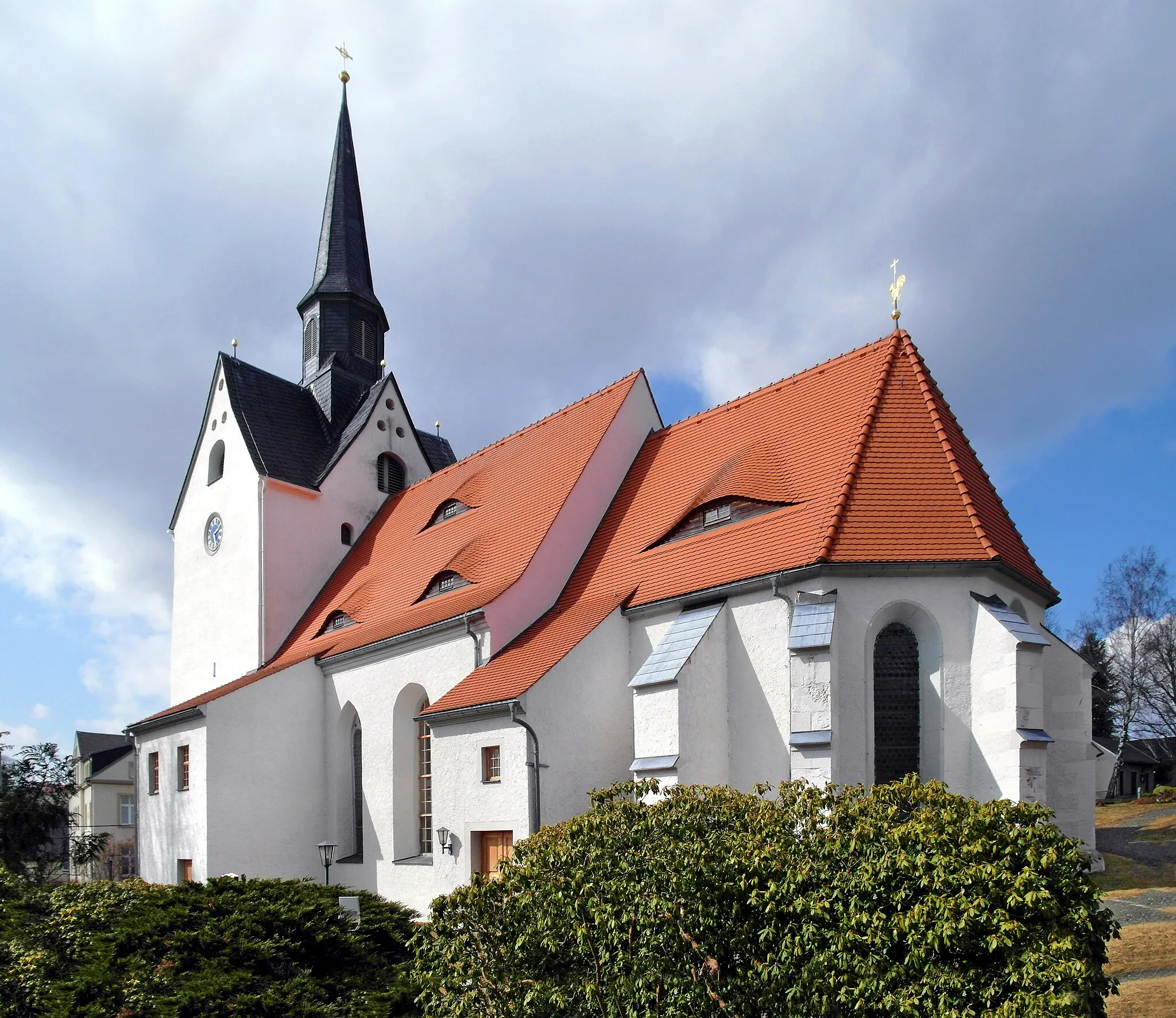 Photo showing: 27.03.2018   09603  Großschirma, bei Hauptstraße 50 (GMP: 50.966268,13.300956): Wehrkirche. Der Bau des Wehrturmes der Kirche ist für 1221 als Vorposten des Zisterzienser-
klosters Altzella gesichert, kann wahrscheinlich aber früher datiert werden. An ihn wurden zwischen 1490 und 1503 ein Schiff und ein Chorraum mit eindrucksvollem Sternrippenge-

wölbe gefügt. Die barocke Erneuerung der Saalkirche um 1727 erfolgte nach Plänen von Johann Christian Simon und Samuel Stecher. In der Kirche befindet sich eine Schubert-Orgel von 1884. Sicht von Südosten.                                                                                                                                                       [SAM4793.JPG]20180327105DR.JPG(c)Blobelt