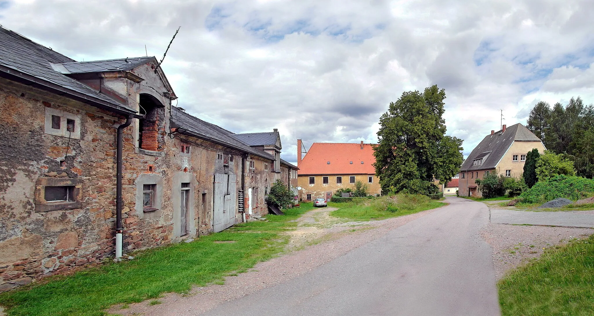 Photo showing: 21.08.2017   01738  Colmnitz (Pretzschendorf), Am Dorfplatz 2, 3 (GMP: 50.907471,13.495336): Rittergut OberColmnitz. Blick im Hof nach Norden.                                                                      [SAM1485-1486.JPG]20170821110MDR.JPG(c)Blobelt