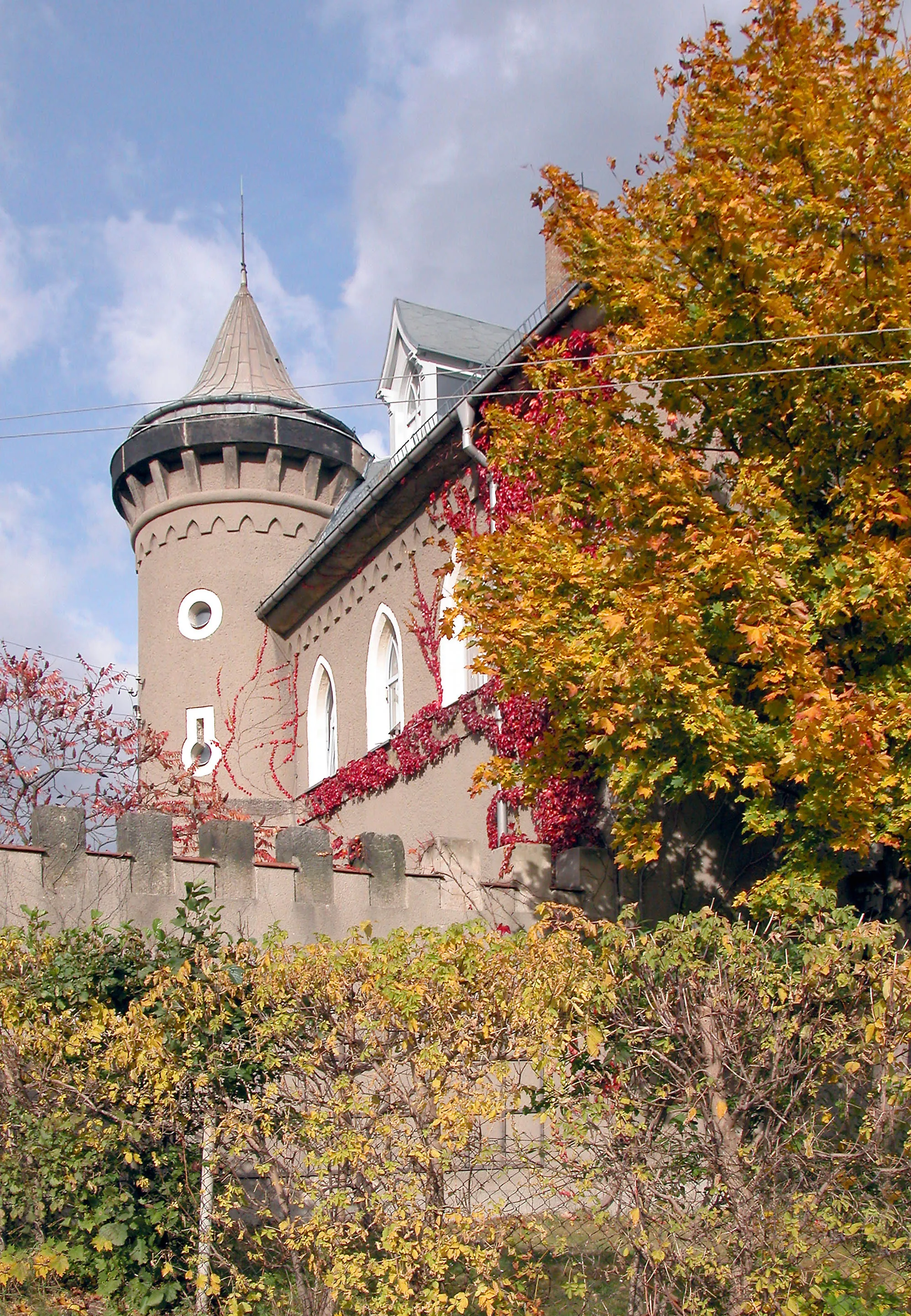 Photo showing: 26.10.2005   01328  Rossendorf (Dresden), Gutsweg 4 (GMP: 51.056913,13.933017): Rittergut mit neogotischem Herrenhaus, 1840 von Johann Gottlob Quandt errichtet. Sicht von Süden.                                                                                 [DSCN7909.TIF]20051026030DR.JPG(c)Blobelt