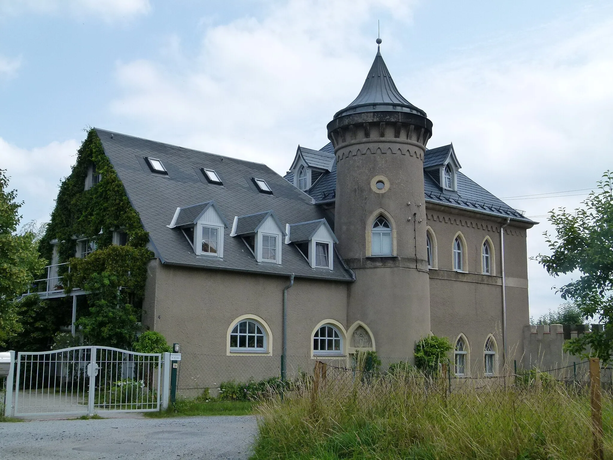 Photo showing: Herrenhaus / Turmhaus  des denkmalgeschützten Rittergutes Rossendorf, Dresden, Sachsen